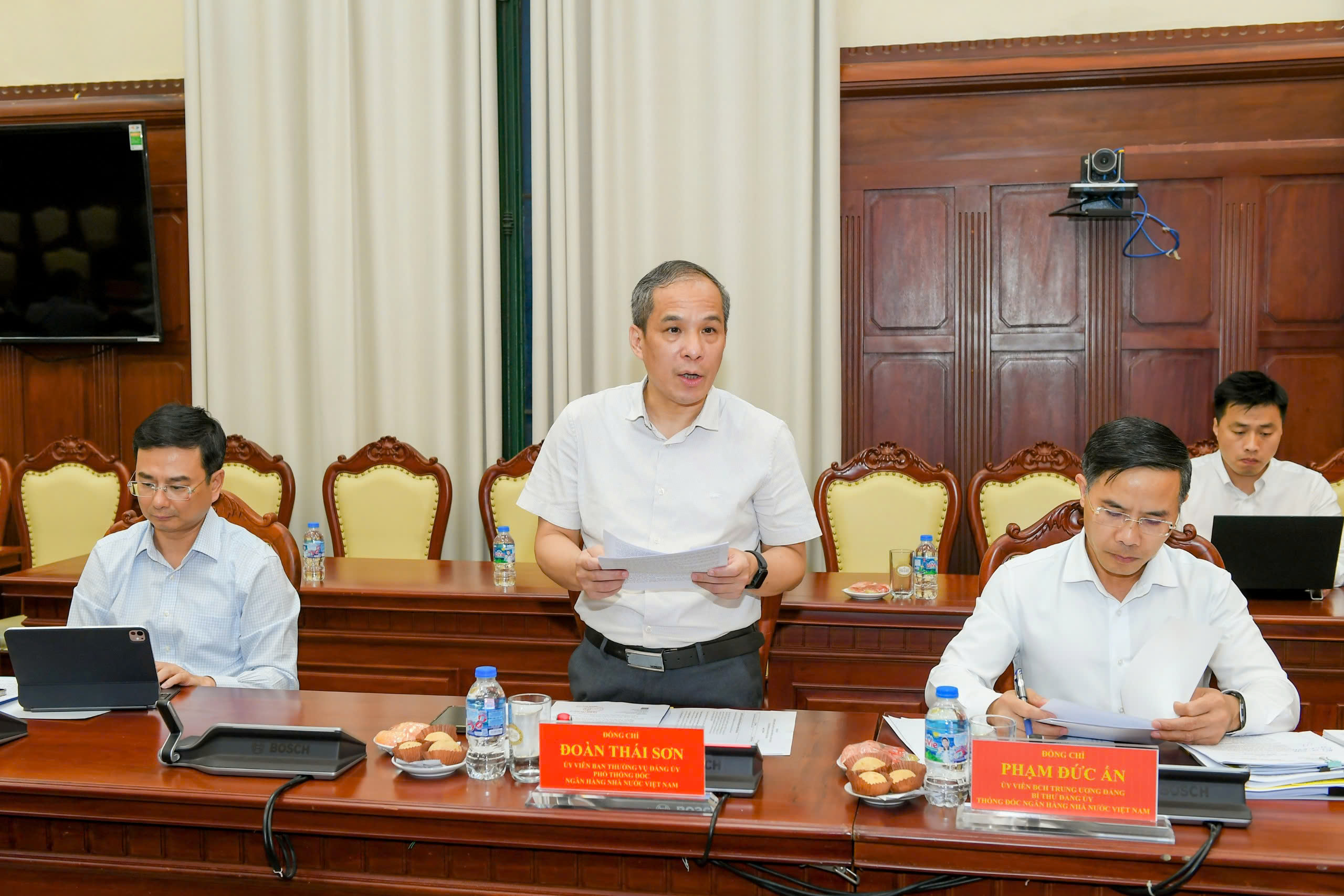 Phó Thống đốc Thường trực NHNN Đoàn Thái Sơn trình bày báo cáo tại buổi làm việc