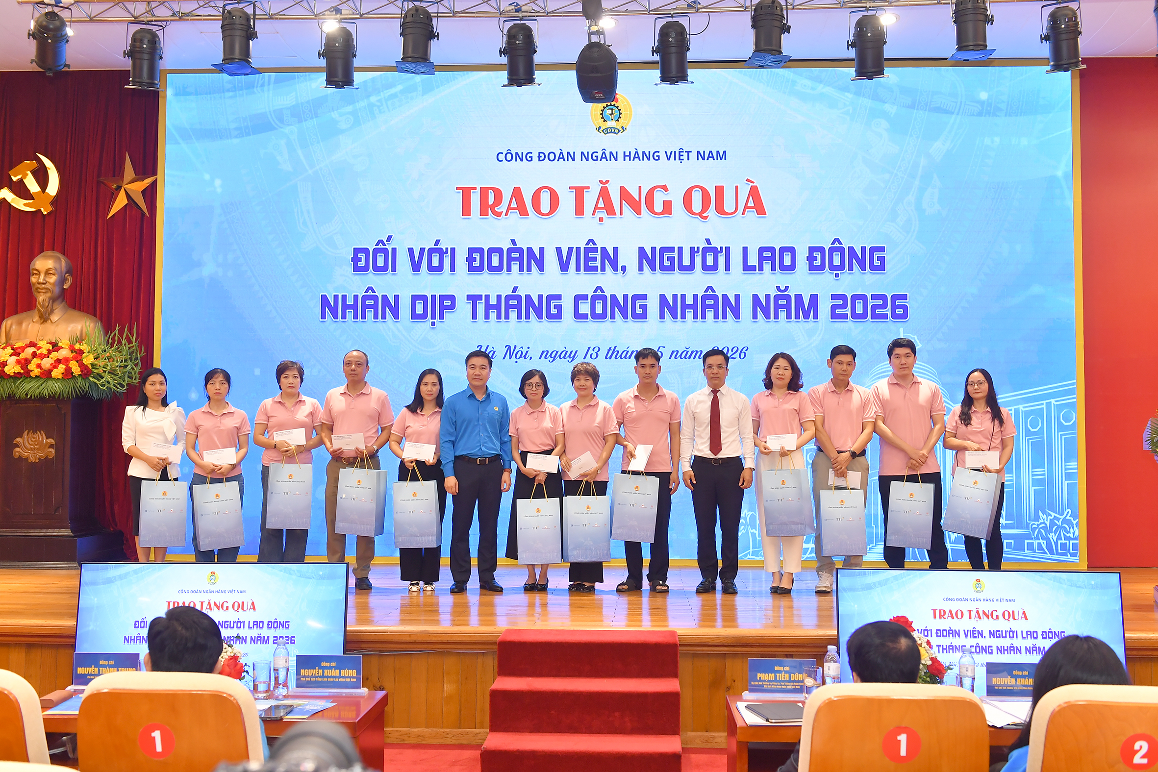 Đại diện CĐNHVN trao tặng quà cho đoàn viên, người lao động Công đoàn Nhà máy In tiền Quốc gia nhân dịp Tháng Công nhân năm 2026