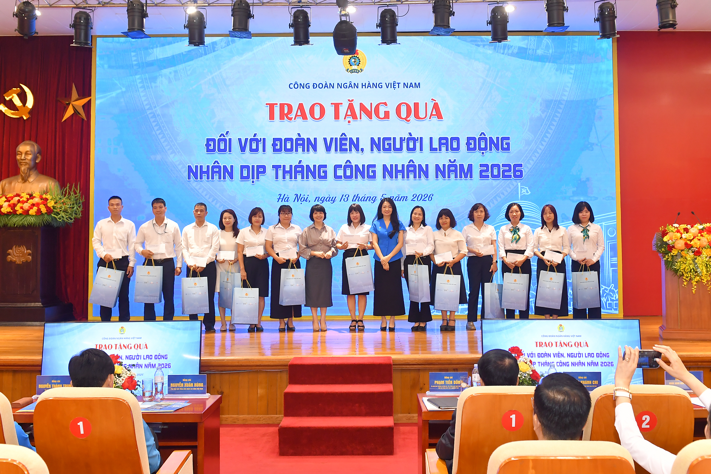 Đại diện CĐNHVN trao tặng quà cho đoàn viên, người lao động Công đoàn BIDV nhân dịp Tháng Công nhân năm 2026