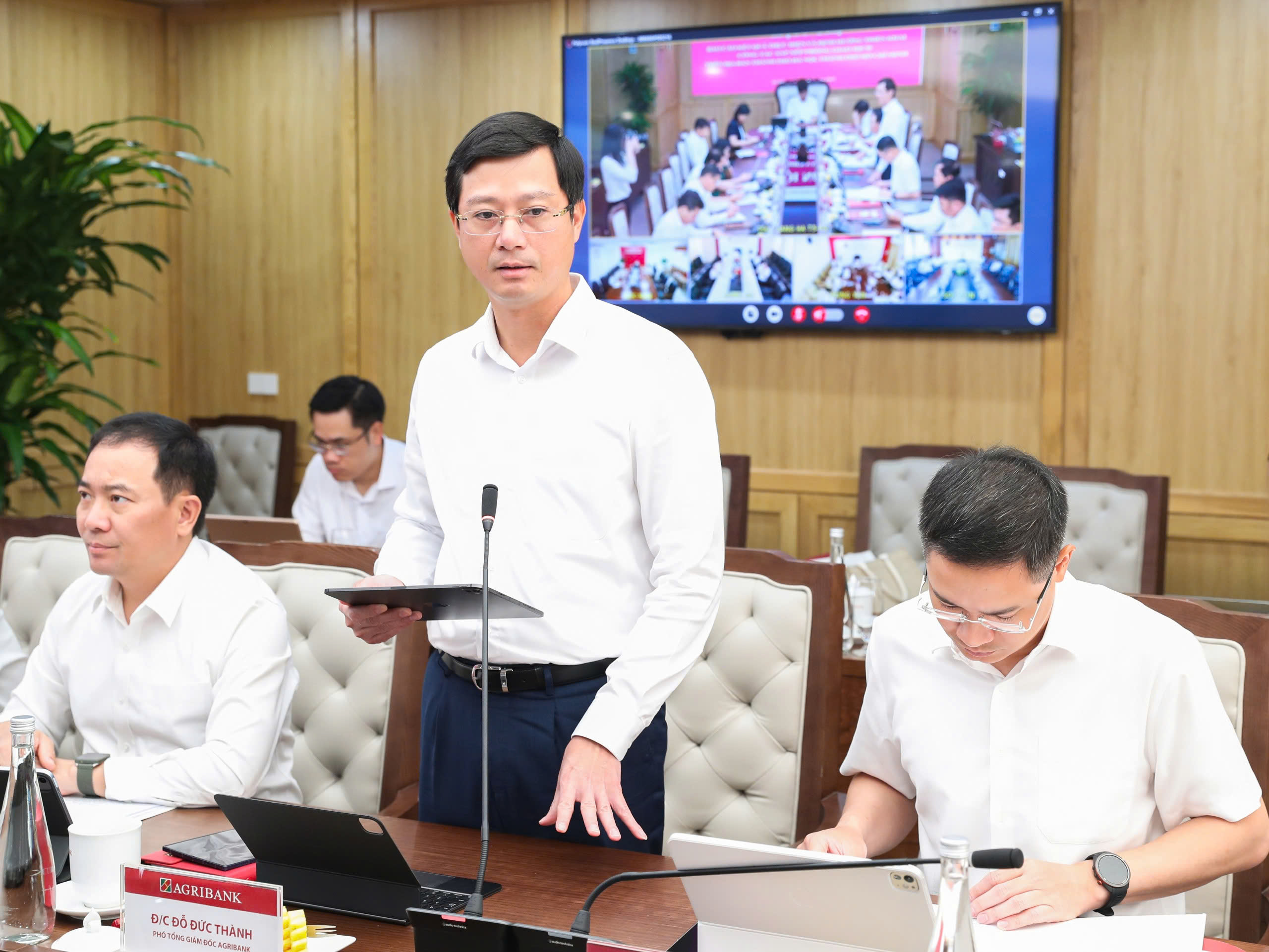 Đồng chí Đỗ Đức Thành - Phó Tổng Giám đốc kiêm Trưởng Ban Tổ chức nhân sự Agribank báo cáo về kết quả sắp xếp Phòng giao dịch và định hướng trong giai đoạn kế tiếp