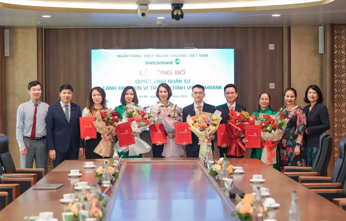 Đại diện Ban lãnh đạo Vietcombank chụp ảnh lưu niệm cùng các nhân sự được điều động, bổ nhiệm