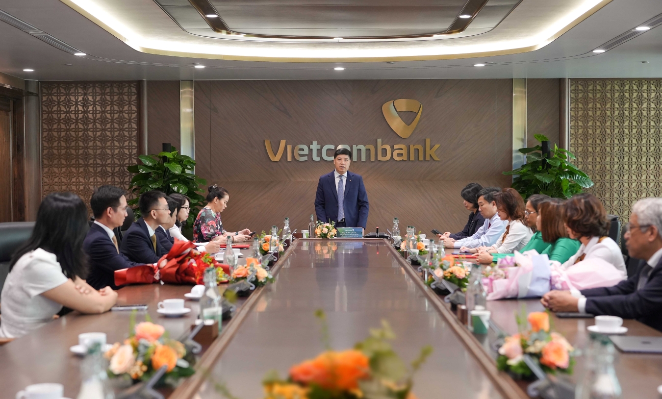 Ông Hồng Quang - Thành viên HĐQT kiêm Giám đốc Khối Nhân sự phát biểu giao nhiệm vụ cho các nhân sự được điều động, bổ nhiệm