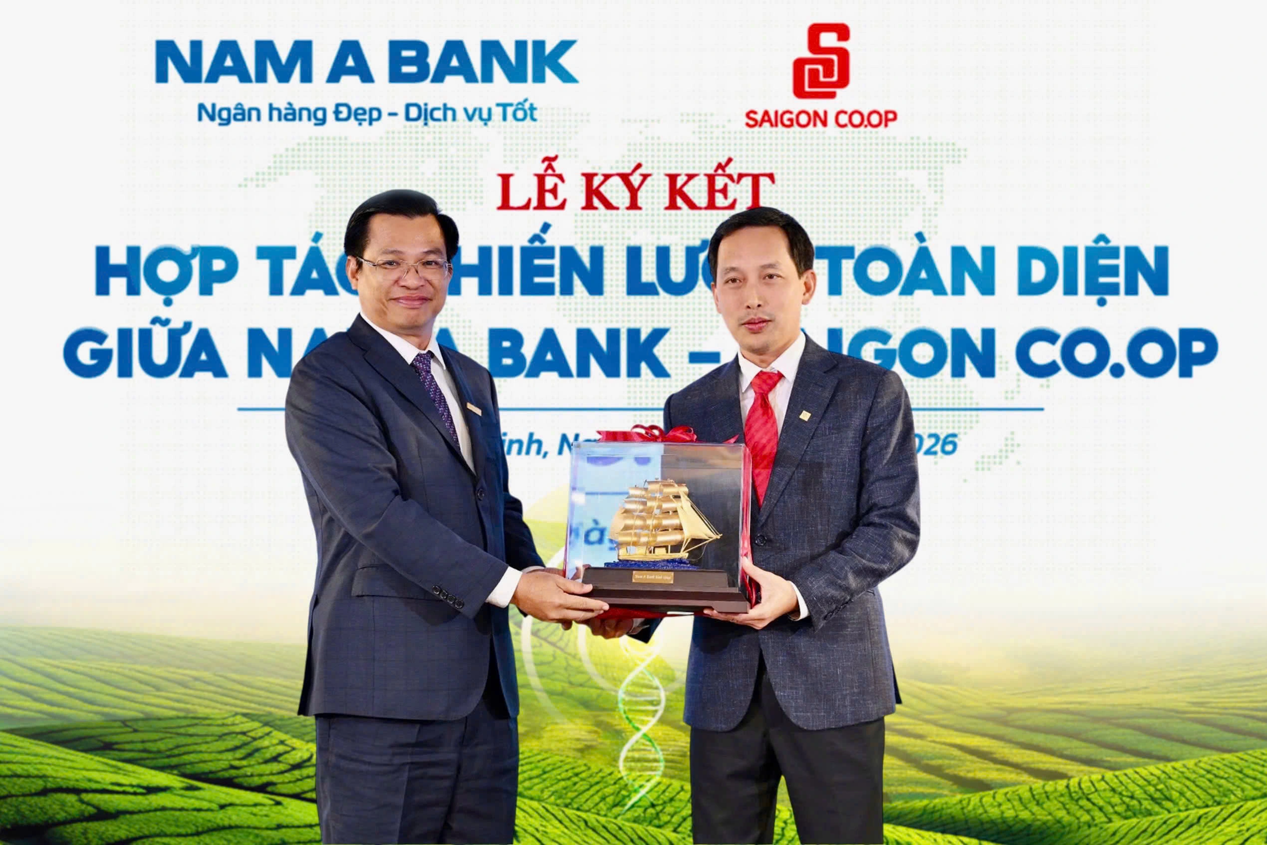 Ông Trần Ngọc Tâm - Phó chủ tịch thường trực Hội đồng quản trị Nam A Bank tặng quà lưu niệm đến đại diện Saigon Co.op