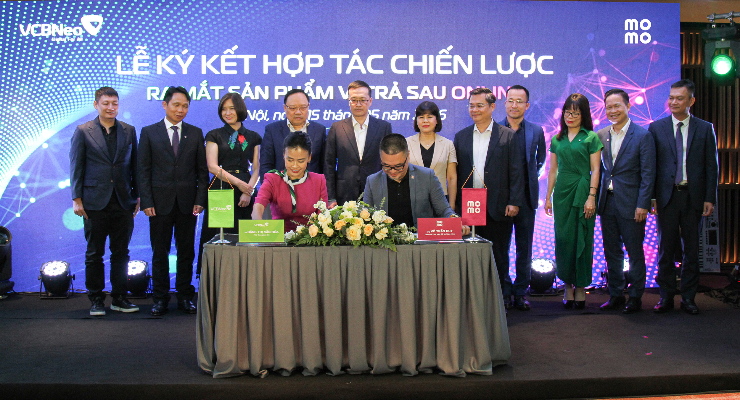 Phó Thống đốc NHNN Phạm Quang Dũng cùng đại diện Lãnh đạo NHNN Khu vực 1, Lãnh đạo Vietcombank chứng kiến Lễ kí kết hợp tác chiến lược và ra mắt sản phẩm Ví trả sau Online giữa VCBNeo - MoMo