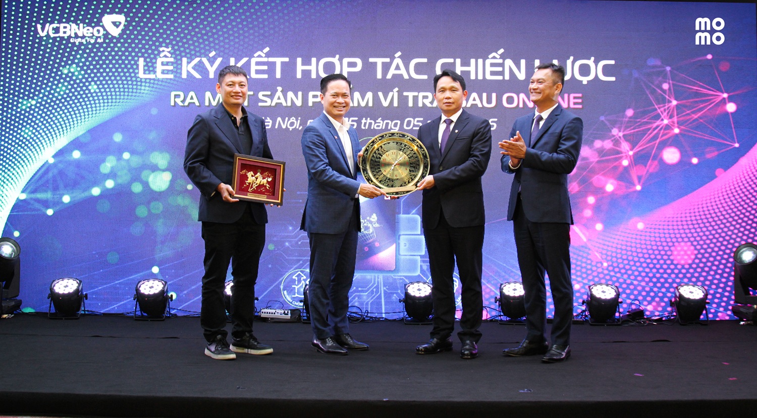 Lãnh đạo cấp cao VCBNeo và MoMo trao quà lưu niệm nhân sự kiện ký kết hợp tác