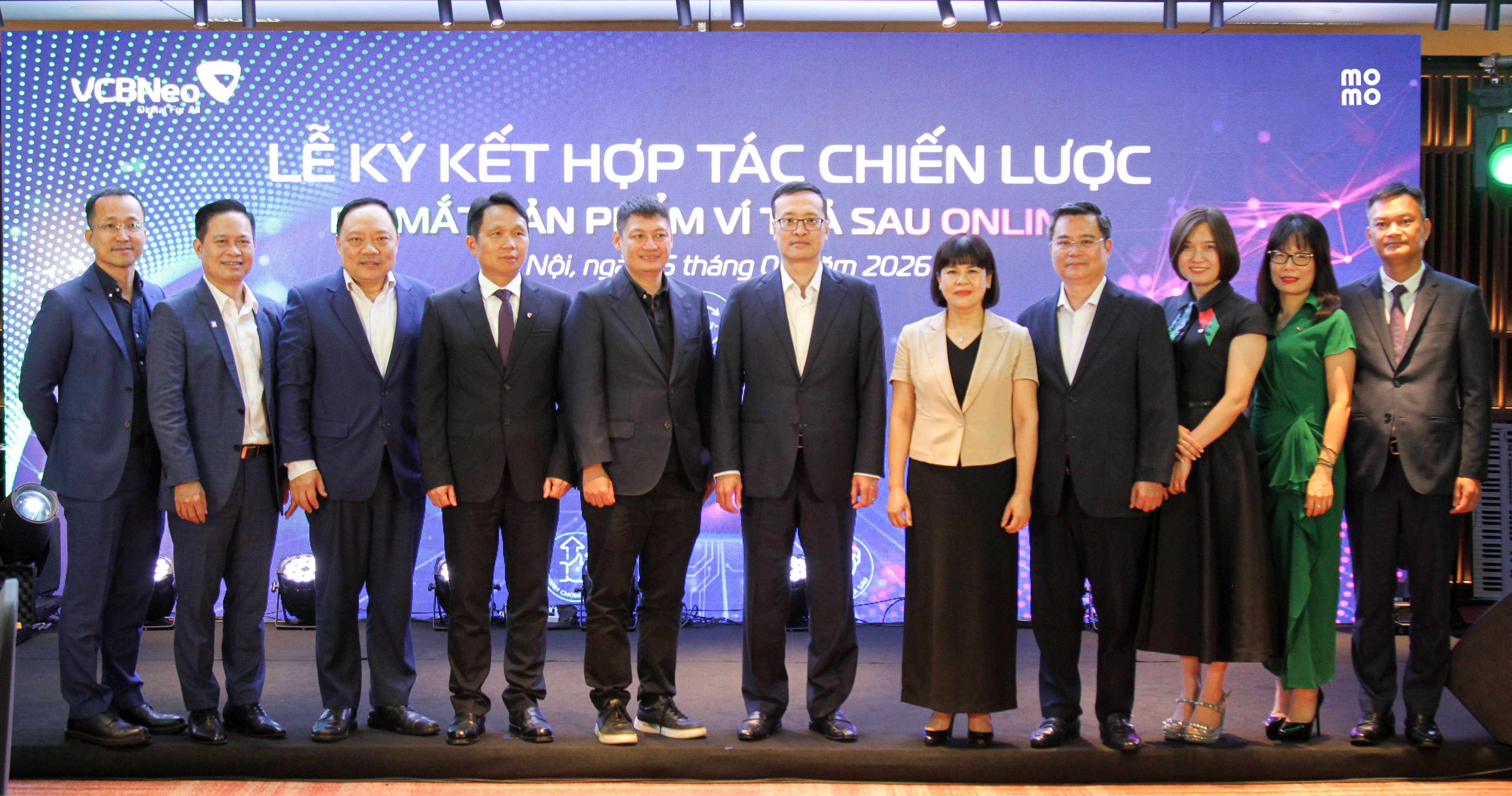 Phó Thống đốc NHNN Phạm Quang Dũng cùng đại diện Lãnh đạo NHNN Khu vực 1, Vietcombank, VCBNeo, MoMo chụp ảnh lưu niệm tại sự kiện
