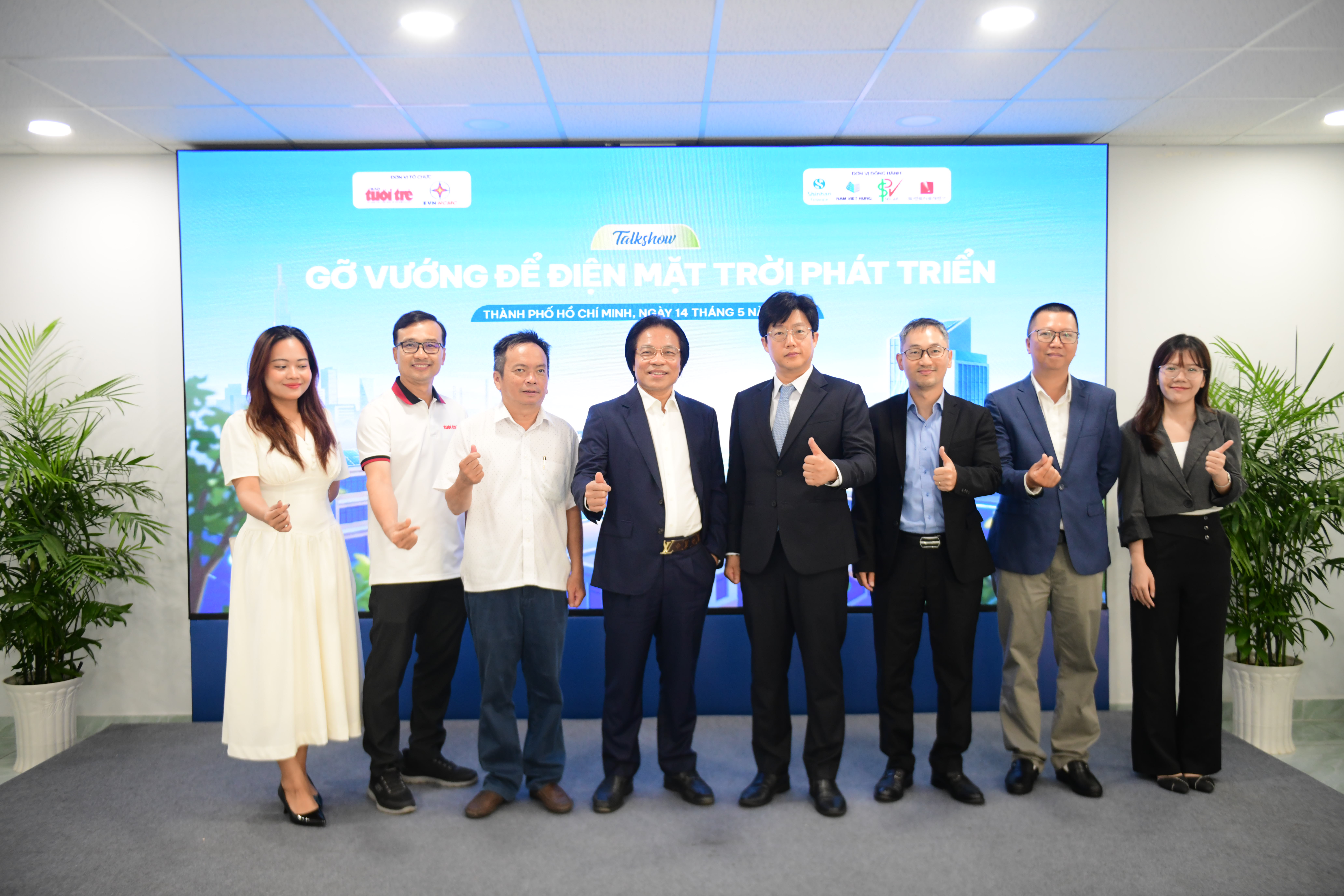 Đại diện Shinhan Finance cùng các khách mời tại talkshow