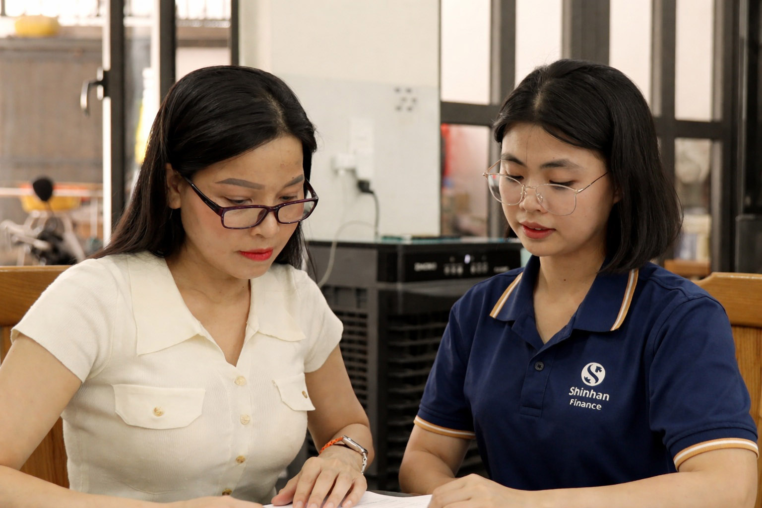 Đội ngũ kinh doanh từ Shinhan Finance hỗ trợ tư vấn khách hàng tại nhà