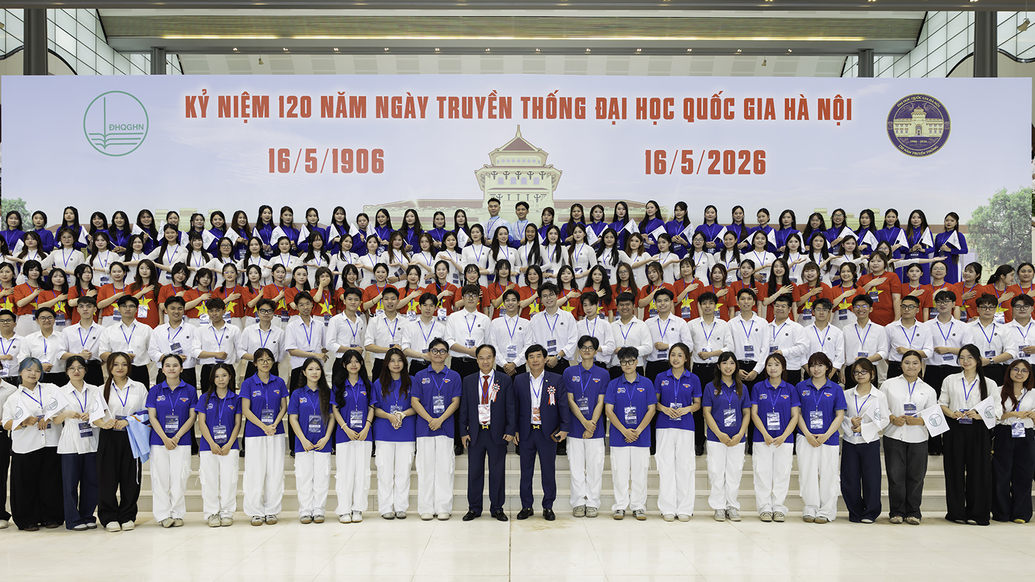 Ông Trần Văn Dũng - Thành viên Hội đồng thành viên Agribank và ông Nguyễn Viết Hùng - Giám đốc Agribank Chi nhánh Hà Nội I tham dự Lễ kỷ niệm
