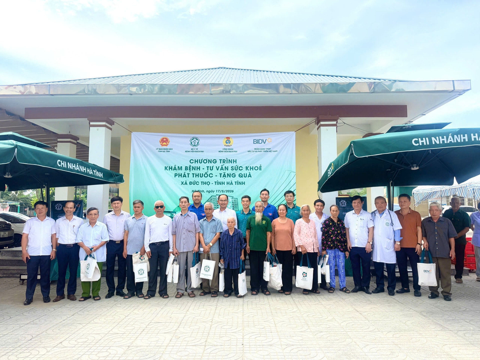 Đại diện Công đoàn BIDV và Đoàn Thanh niên BIDV tham gia chương trình