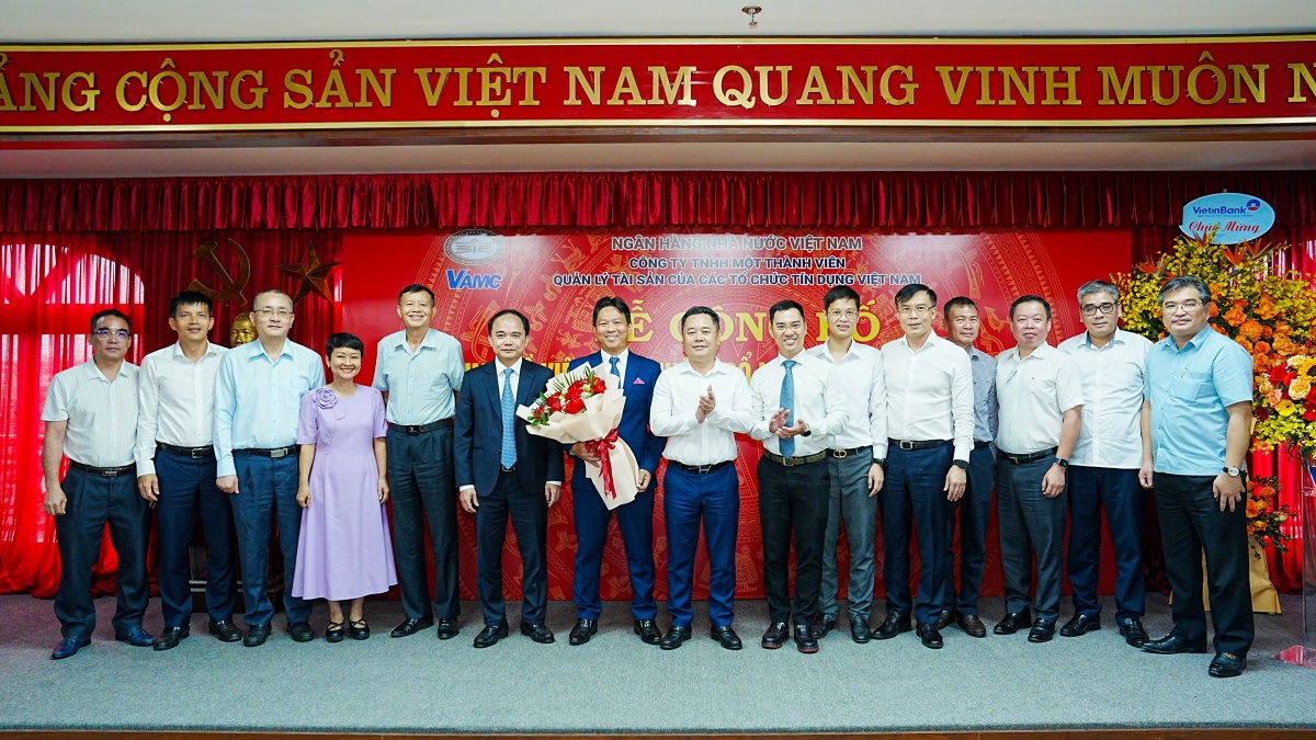 Phó Thống đốc NHNN Nguyễn Ngọc Cảnh và các đại biểu chúc mừng Tân Phó Tổng giám đốc VAMC