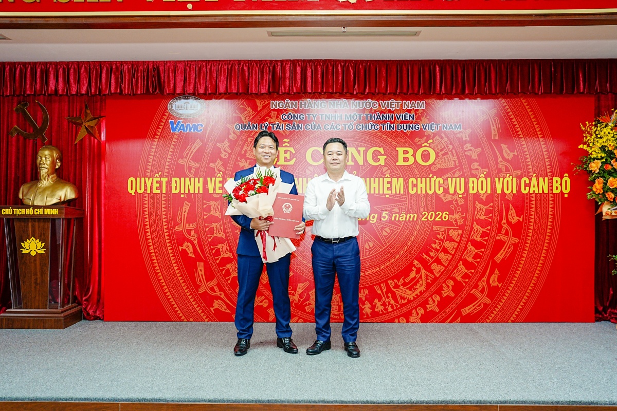 Phó Thống đốc NHNN Nguyễn Ngọc Cảnh trao quyết định cho ông Nguyễn Hoài Đức
