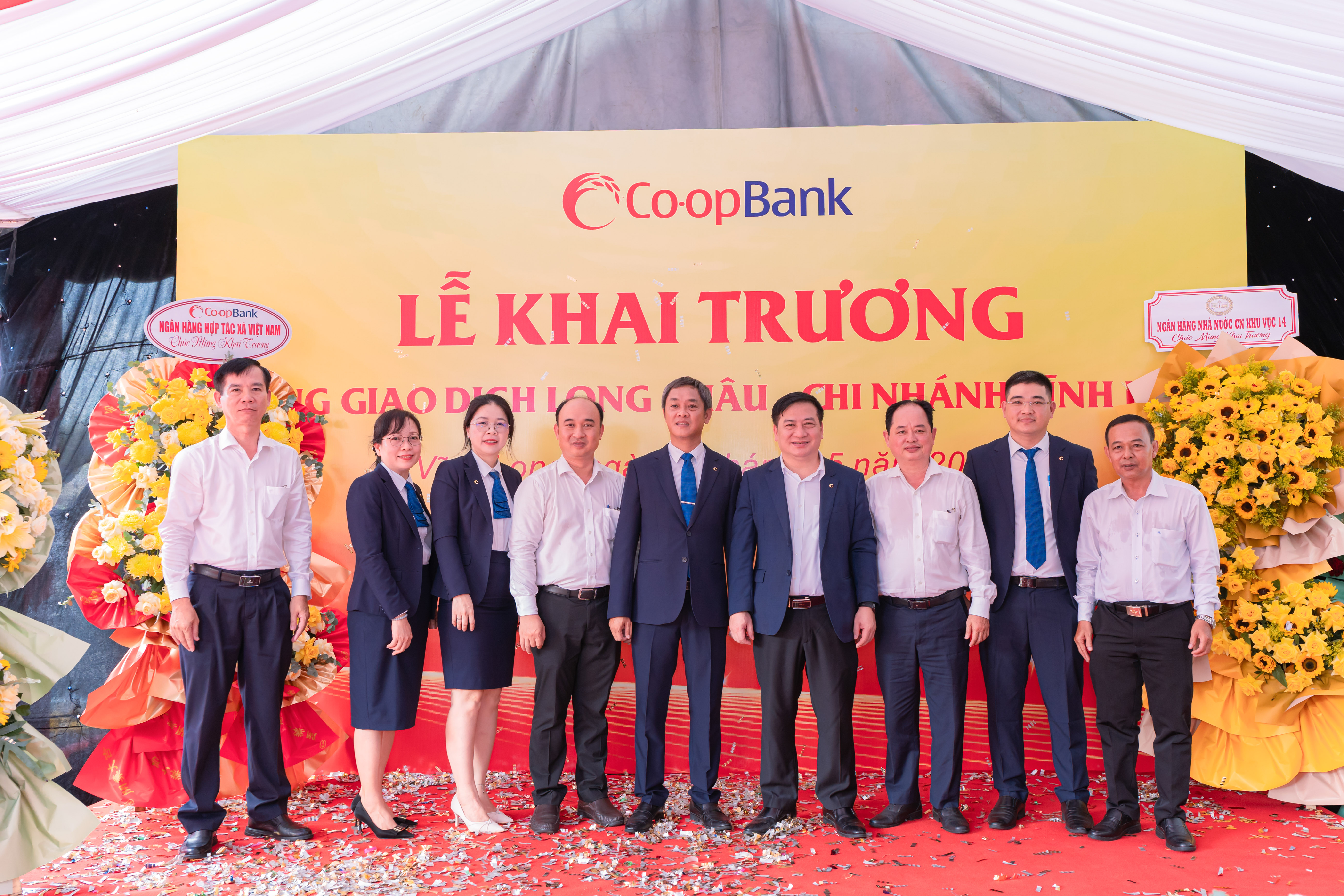 Ông Nguyễn Thạc Tâm - Phó Tổng Giám đốc Co-opBank trao tặng hoa và quà chúc mừng PGD Long Châu - Co-opBank chi nhánh Vĩnh Long