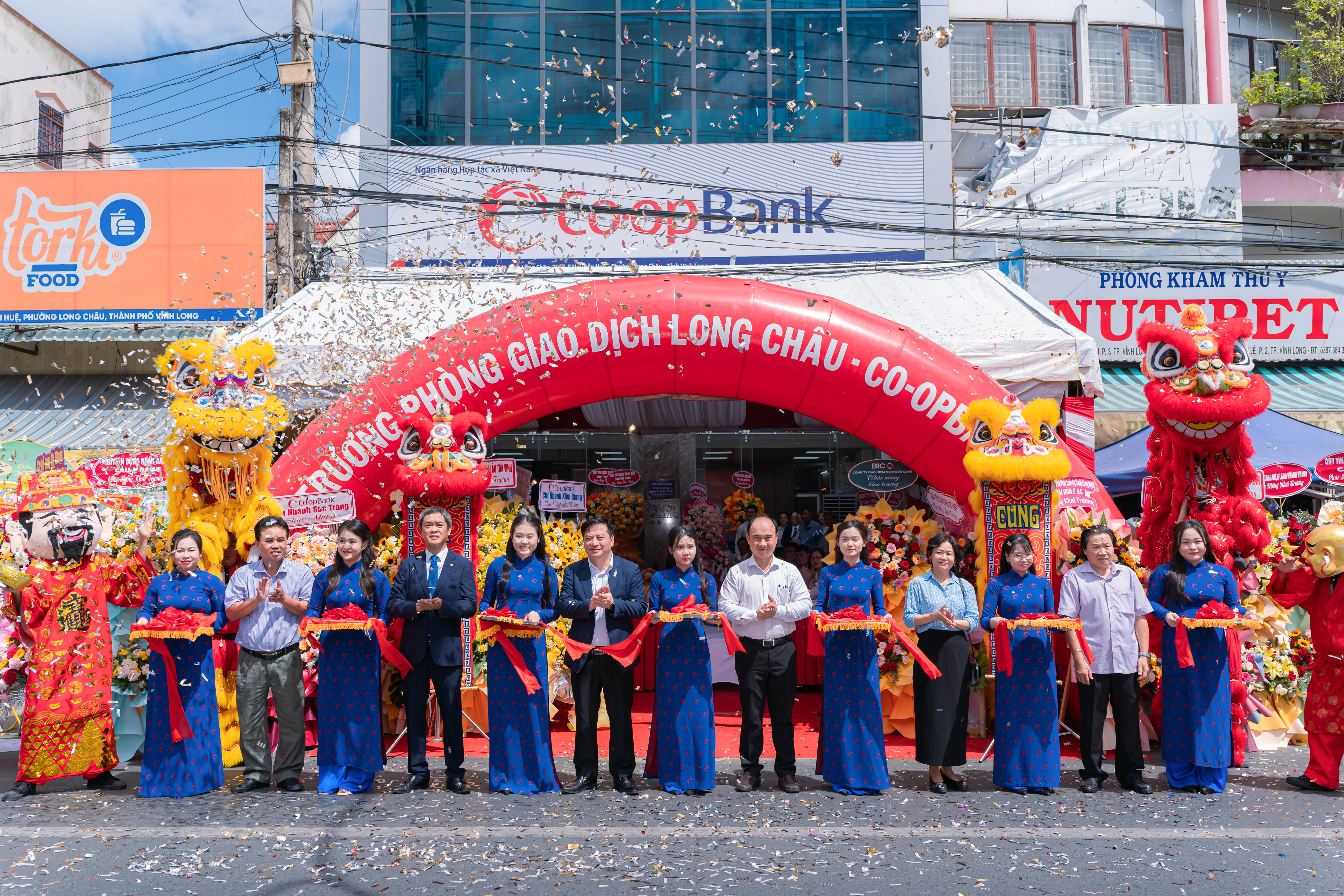 Các đại biểu tại Lễ cắt băng khai trương PGD Long Châu - Co-opBank chi nhánh Vĩnh Long