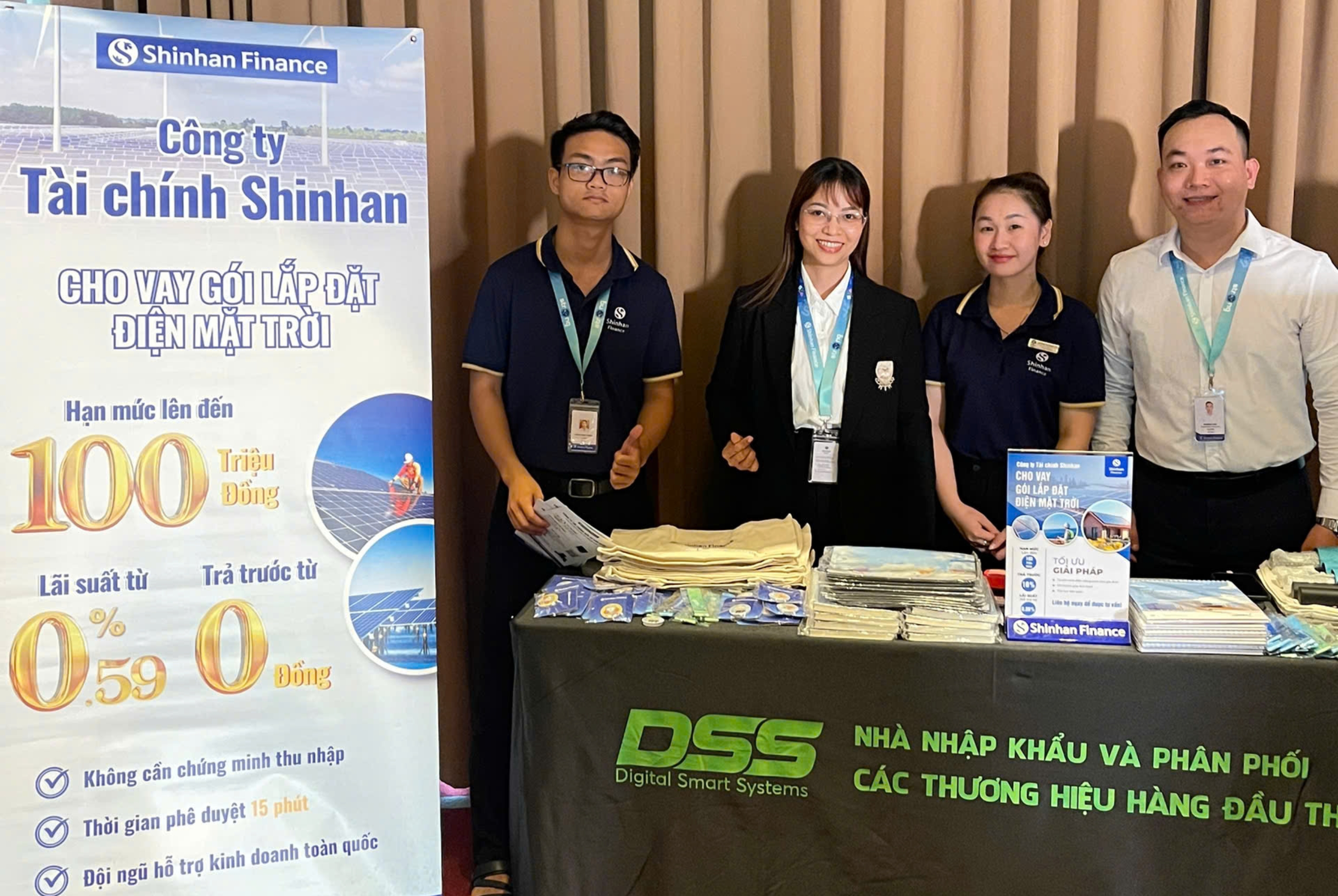 Đội ngũ kinh doanh từ Shinhan Finance tư vấn và giải đáp thắc mắc cho khách tham dự