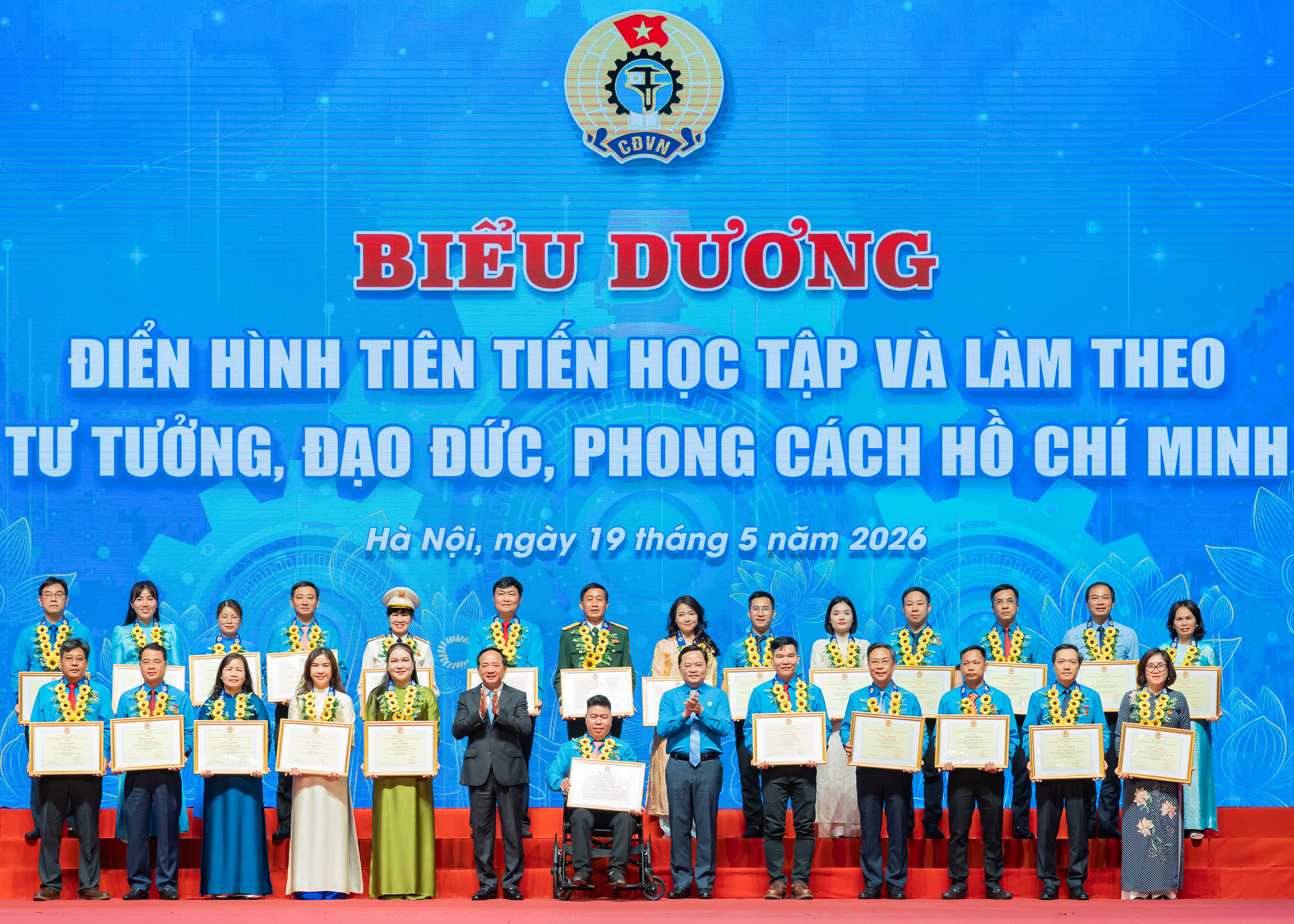 Đại diện Công đoàn Trụ sở chính Agribank (hàng trên, thứ 3 từ phải sang) cùng các tập thể, cá nhân được biểu dương điển hình tiên tiến học tập và làm theo tư tưởng, đạo đức, phong cách Hồ Chí Minh