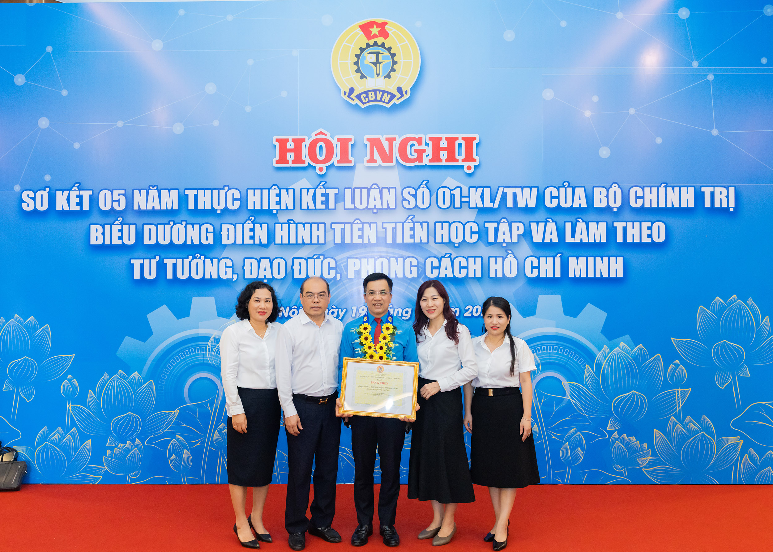 Đồng chí Trần Văn Thịnh - Phó Bí thư thường trực Đảng ủy cùng các đại biểu Công đoàn Agribank tham dự Hội nghị Sơ kết 5 năm thực hiện Kết luận 01-KL/TW của Bộ Chính trị và biểu dương điển hình tiên tiến học tập và làm theo tư tưởng, đạo đức, phong cách Hồ Chí Minh