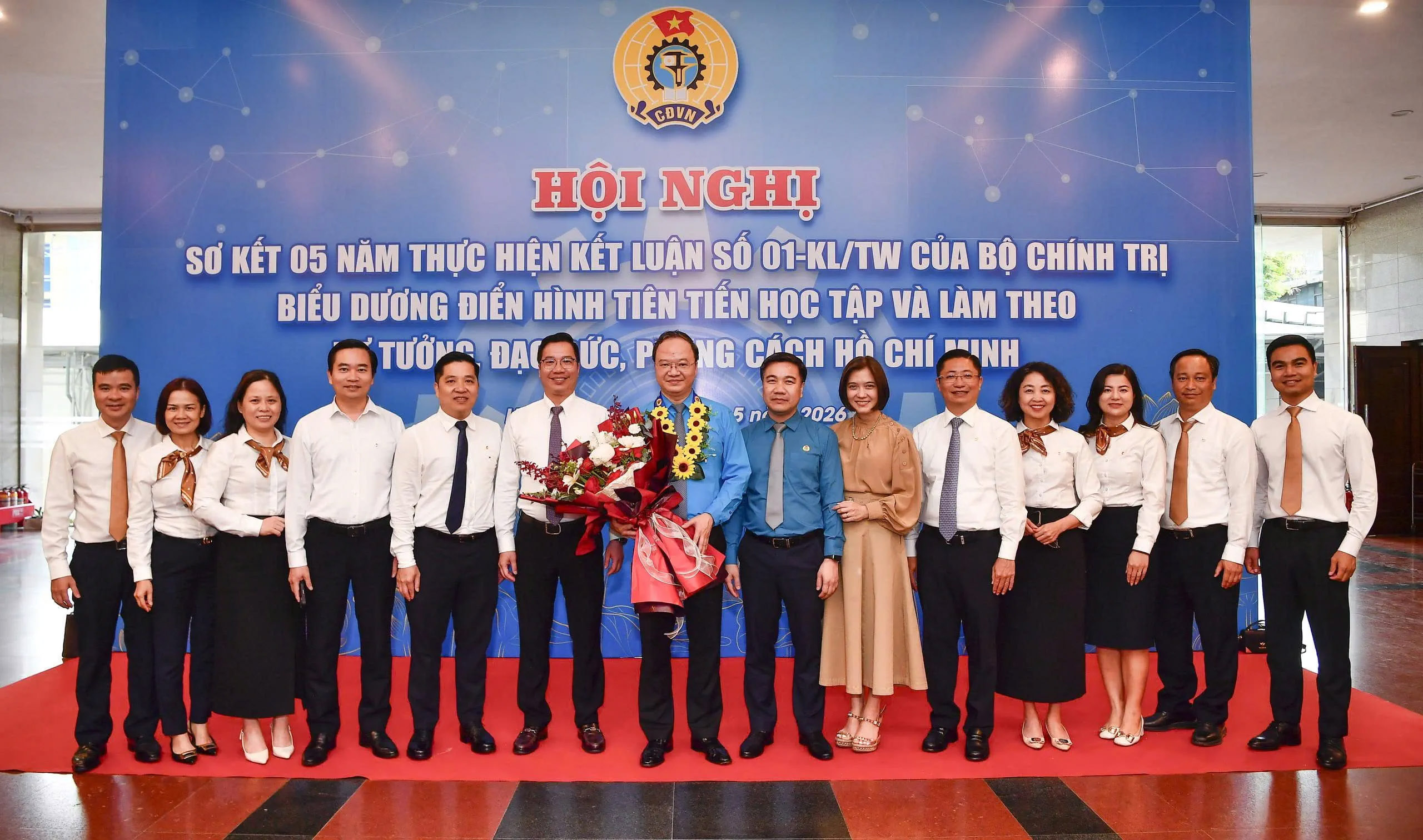 Đại diện Ban Chấp hành Công đoàn Vietcombank, Công đoàn Trụ sở chính chụp ảnh lưu niệm chúc mừng đồng chí Lê Quang Vinh