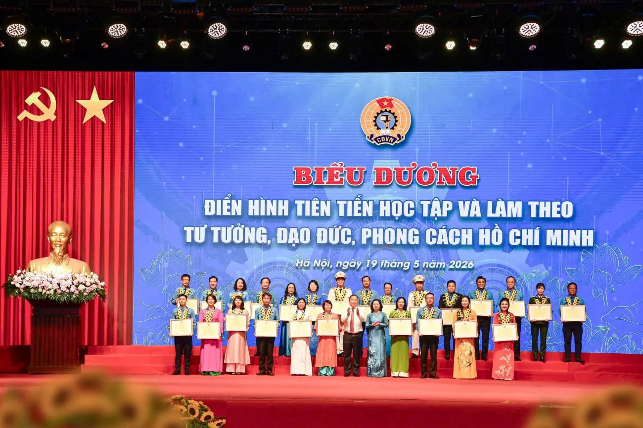 Đồng chí Lê Quang Vinh (hàng 2, thứ 3 từ phải sang) là cá nhân duy nhất của ngành Ngân hàng được Tổng LĐLĐ Việt Nam khen thưởng vì có thành tích xuất sắc trong phong trào “Học tập và làm theo tư tưởng, đạo đức, phong cách Hồ Chí Minh