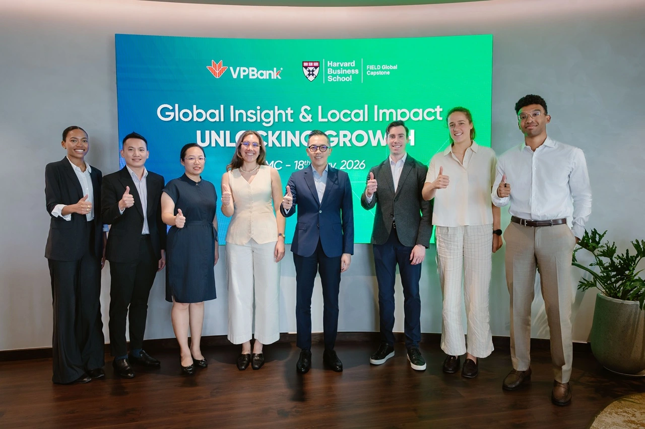 Các sinh viên xuất sắc của Harvard trong buổi làm việc trực tiếp cùng lãnh đạo ngân hàng VPBank