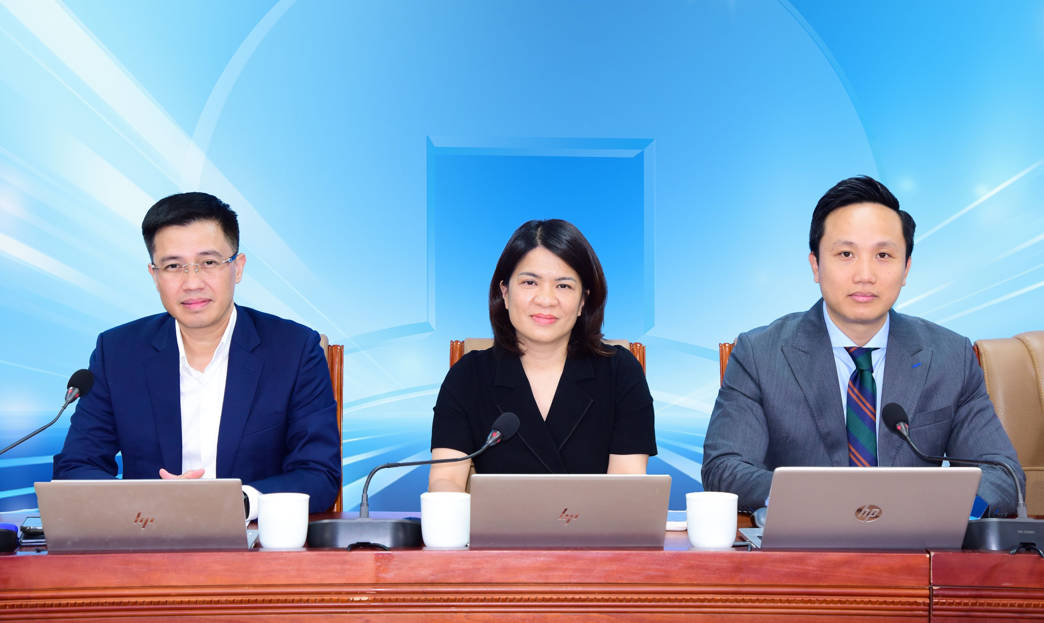 Thành viên Hội đồng Quản trị Phạm Thị Thanh Hoài (ở giữa) chủ trì Hội nghị