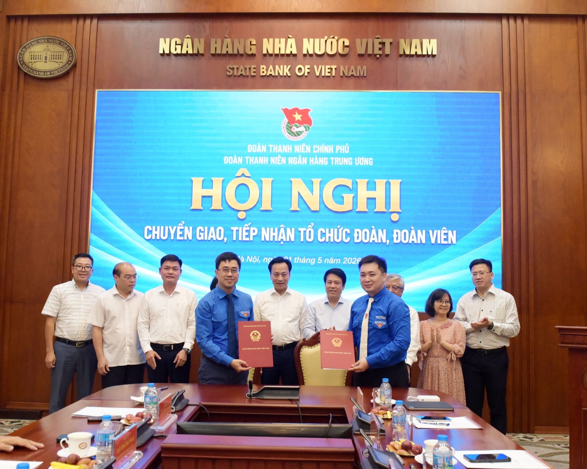 Đ/c Bùi Hoàng Tùng - Ủy viên Ban Thường vụ Trung ương Đoàn, Ủy viên BCH Đảng bộ, Bí thư ĐTN Chính phủ; đ/c Đào Minh Thắng - Ủy viên Ban Thường vụ Đoàn Chính phủ, Ủy viên BCH Đảng bộ NHNN, Bí thư Đoàn Thanh niên Ngân hàng Trung ương thực hiện nghi thức ký biên bản bàn giao, tiếp nhận 6 tổ chức Đoàn
