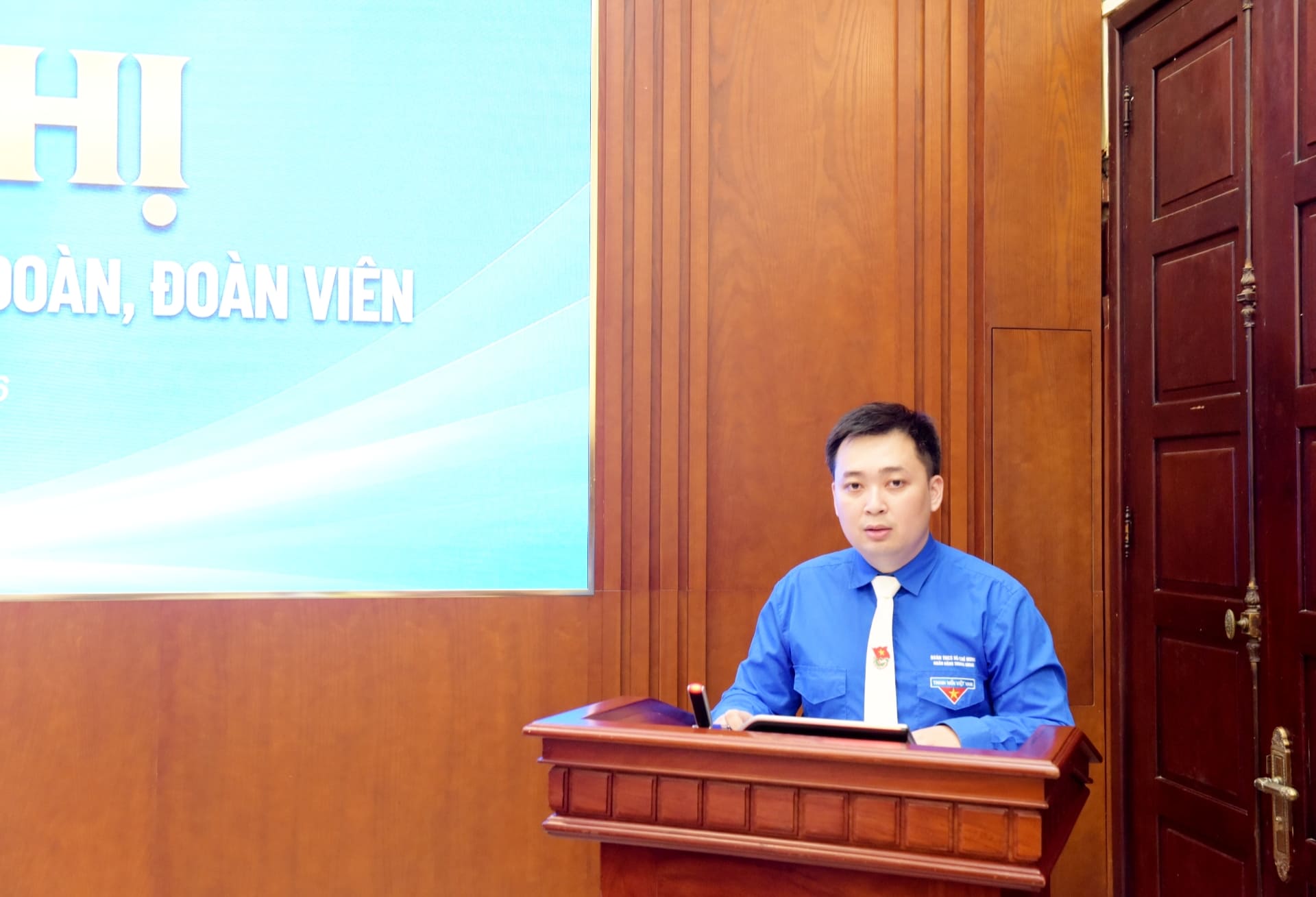 Đồng chí Đào Minh Thắng - Ủy viên Ban Thường vụ Đoàn Chính phủ, Ủy viên BCH Đảng bộ Ngân hàng Nhà nước, Bí thư Đoàn Thanh niên Ngân hàng Trung ương phát biểu tại Hội nghị