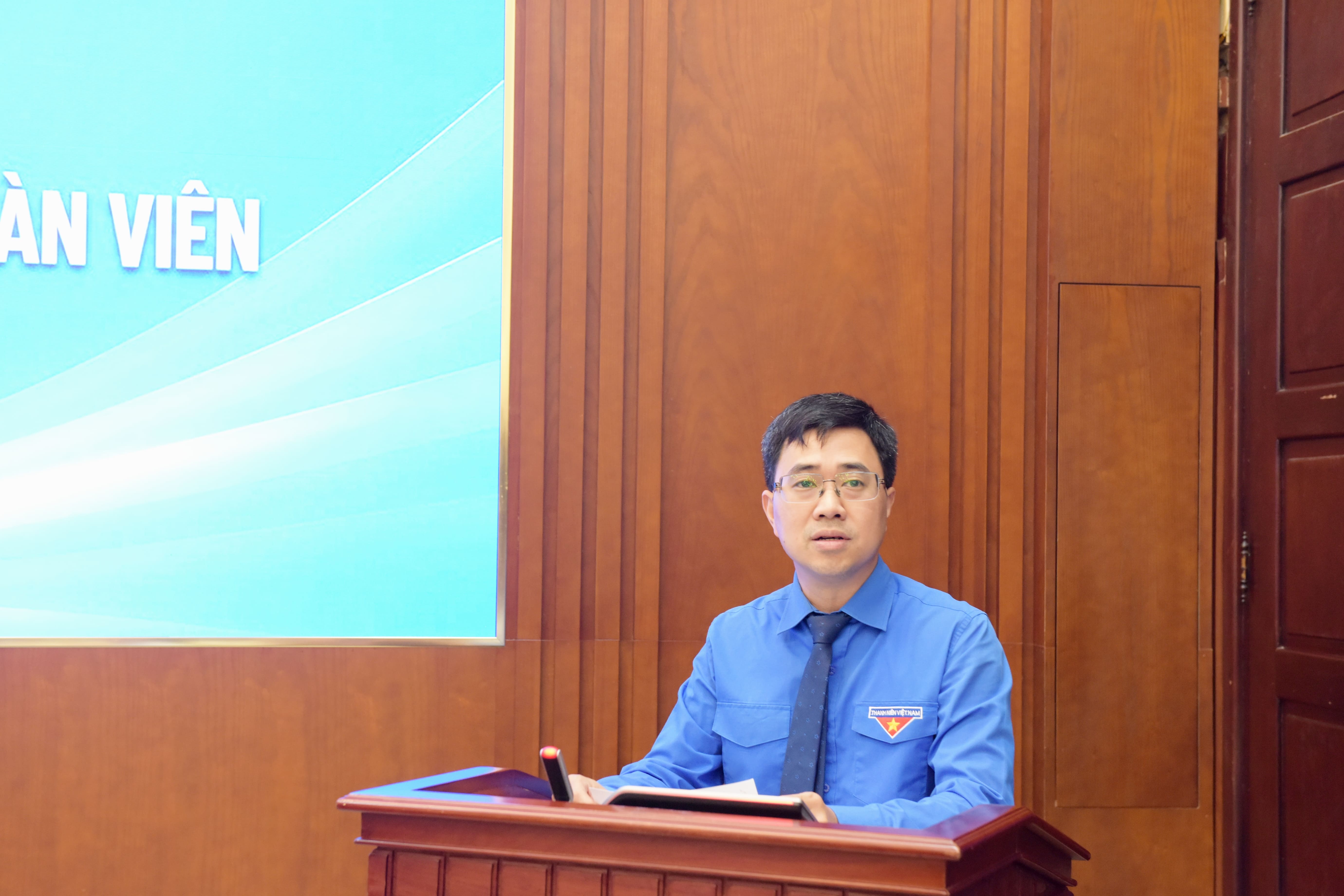 Đồng chí Bùi Hoàng Tùng - Ủy viên Ban Thường vụ Trung ương Đoàn, Ủy viên BCH Đảng bộ, Bí thư Đoàn Thanh niên Chính phủ phát biểu tại Hội nghị