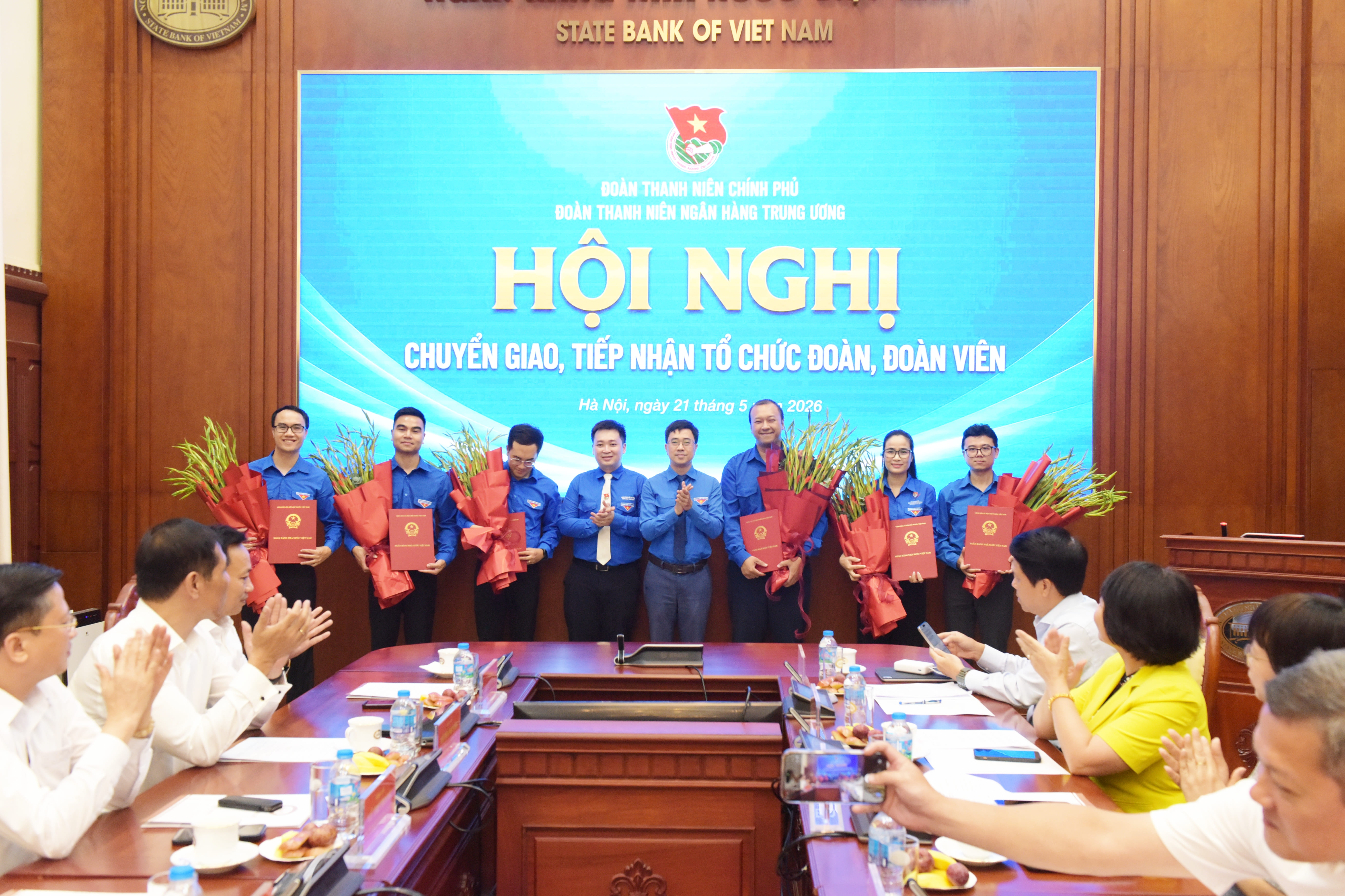 Đ/c Bùi Hoàng Tùng - Ủy viên Ban Thường vụ Trung ương Đoàn, Ủy viên BCH Đảng bộ, Bí thư Đoàn Thanh niên Chính phủ và đ/c Đào Minh Thắng - Ủy viên Ban Thường vụ Đoàn Chính phủ, Ủy viên BCH Đảng bộ NHNN, Bí thư Đoàn Thanh niên NHTW trao Quyết định tiếp nhận và tặng hoa cho đại diện 6 tổ chức Đoàn