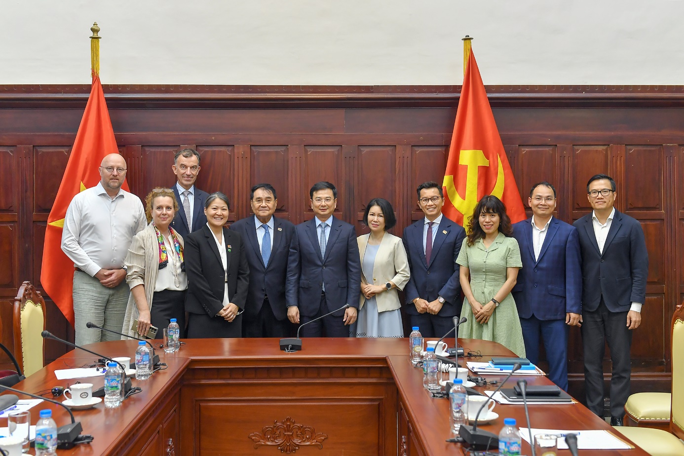 Phó Thống đốc Phạm Thanh Hà chụp ảnh lưu niệm cùng EuroCham Vietnam và Phái đoàn EU