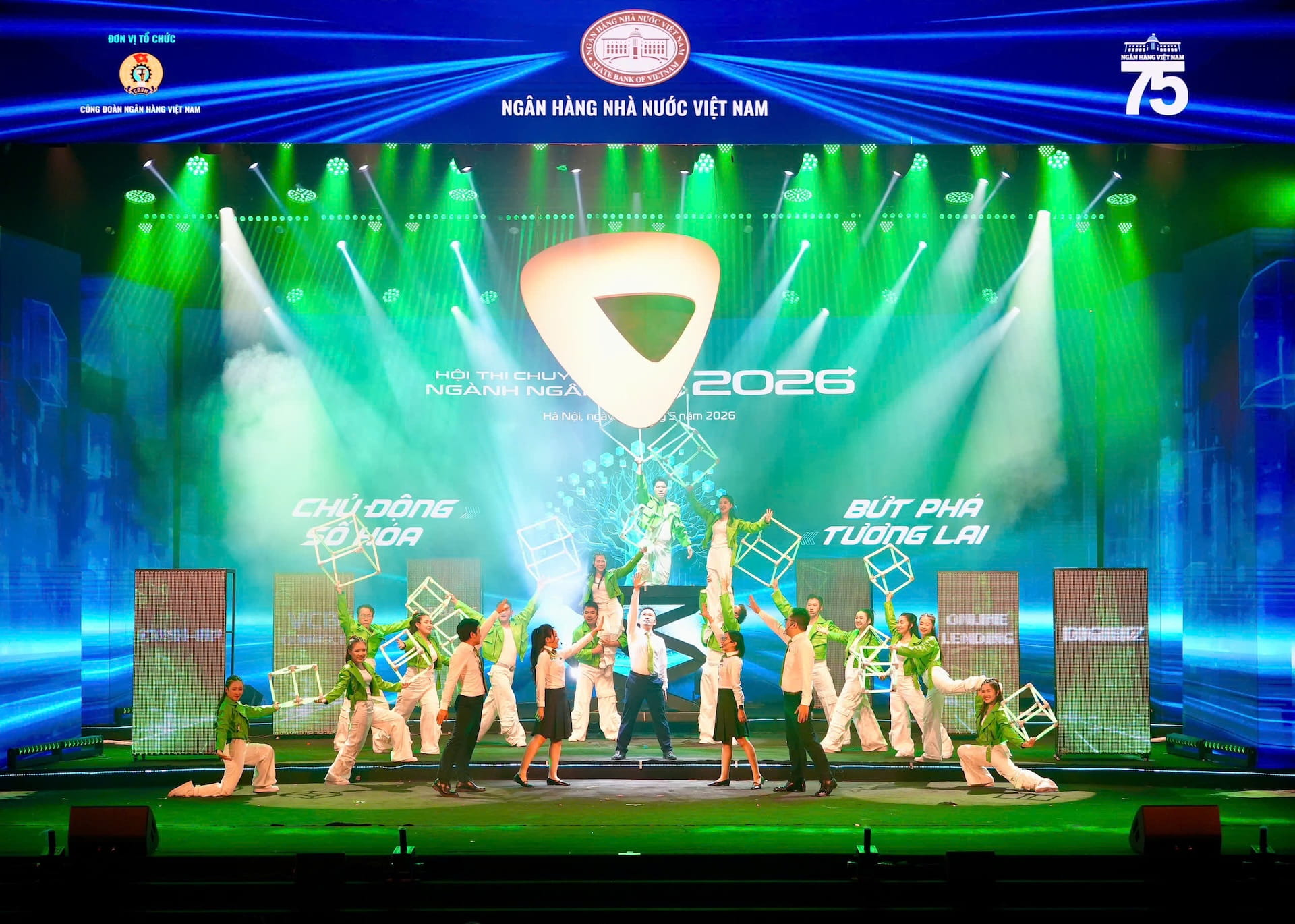 Phần công diễn của đội thi Vietcombank tại Gala trao giải