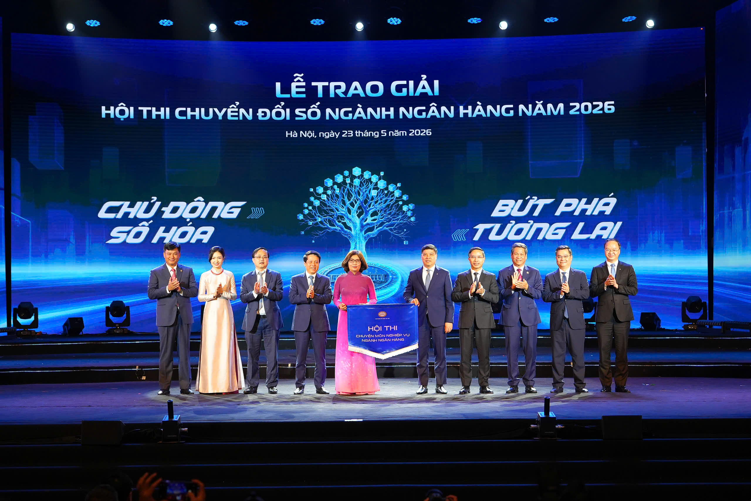Cờ luân lưu được trang trọng trao cho đơn vị tổ chức Hội thi năm tiếp theo - Ngân hàng Nông nghiệp và Phát triển nông thôn Việt Nam (Agribank)
