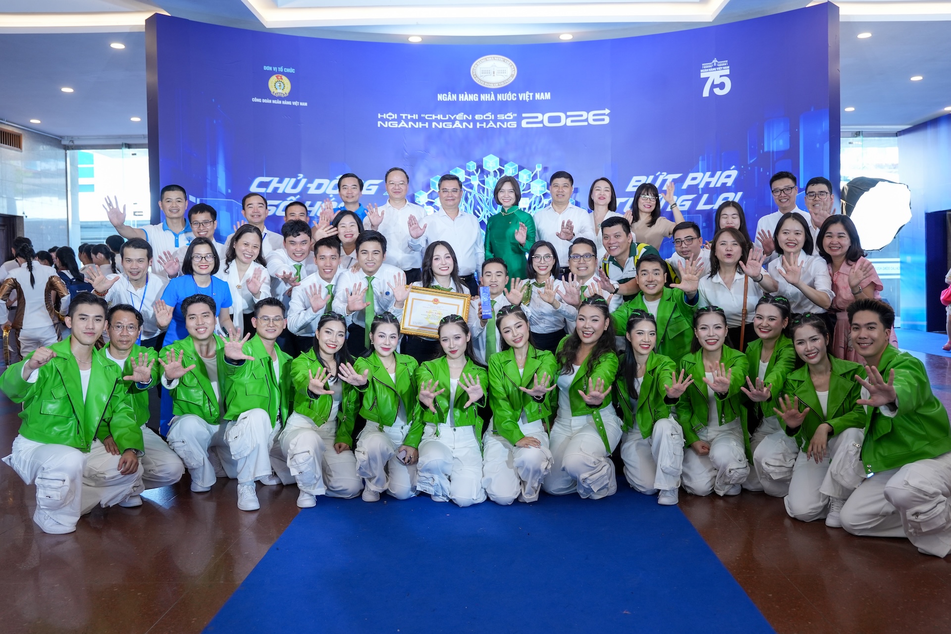 Ban lãnh đạo Vietcombank chụp hình lưu niệm và chúc mừng đội Vietcombank xuất sắc giành giải đặc biệt Hội thi Chuyển đổi số ngành Ngân hàng năm 2026