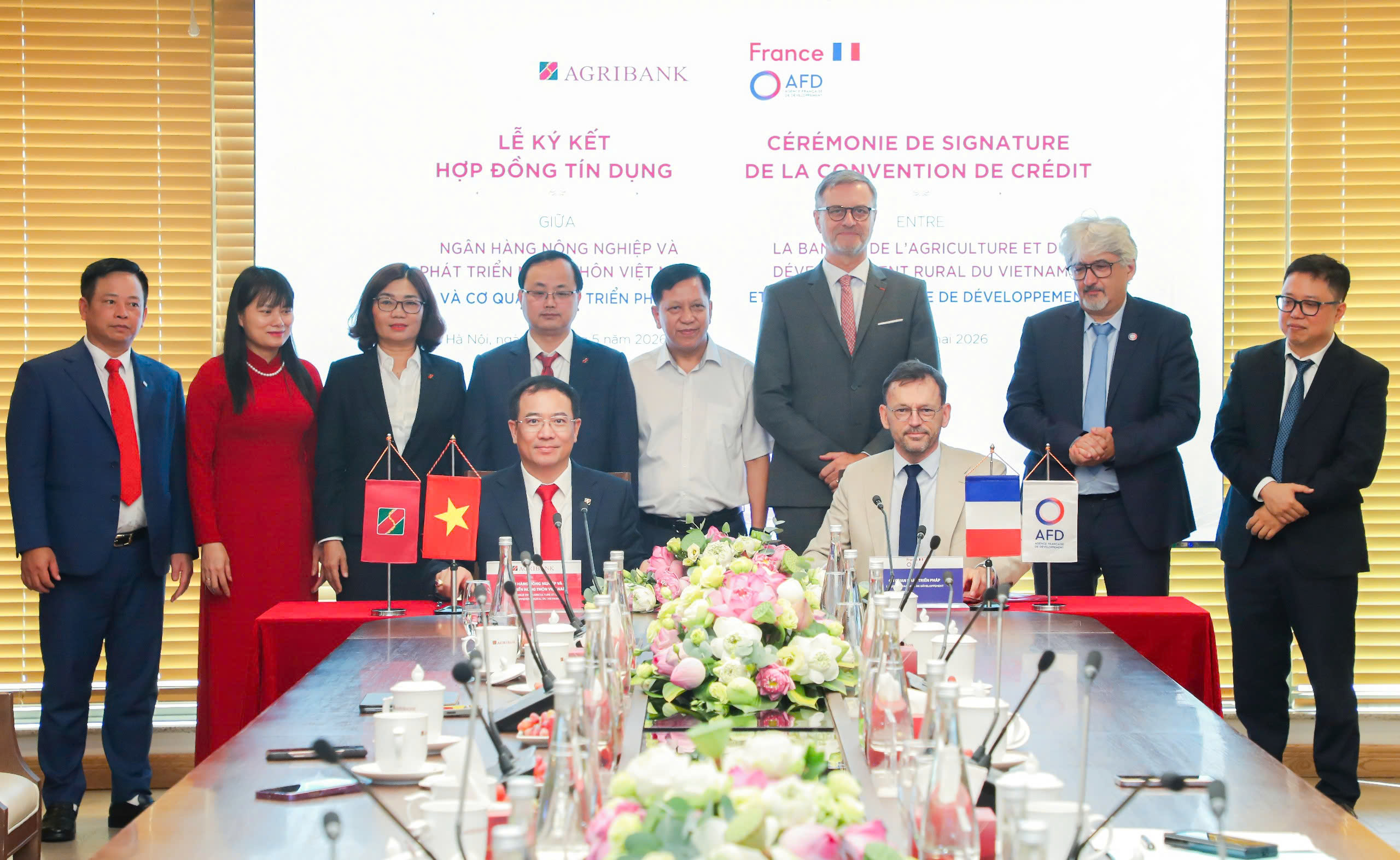 Ông Julien Seillan, Giám đốc AFD Việt Nam và ông Đoàn Ngọc Lưu, Phó Tổng Giám đốc Agribank đã thực hiện nghi thức ký kết Hợp đồng tín dụng Hạn mức tài chính khí hậu