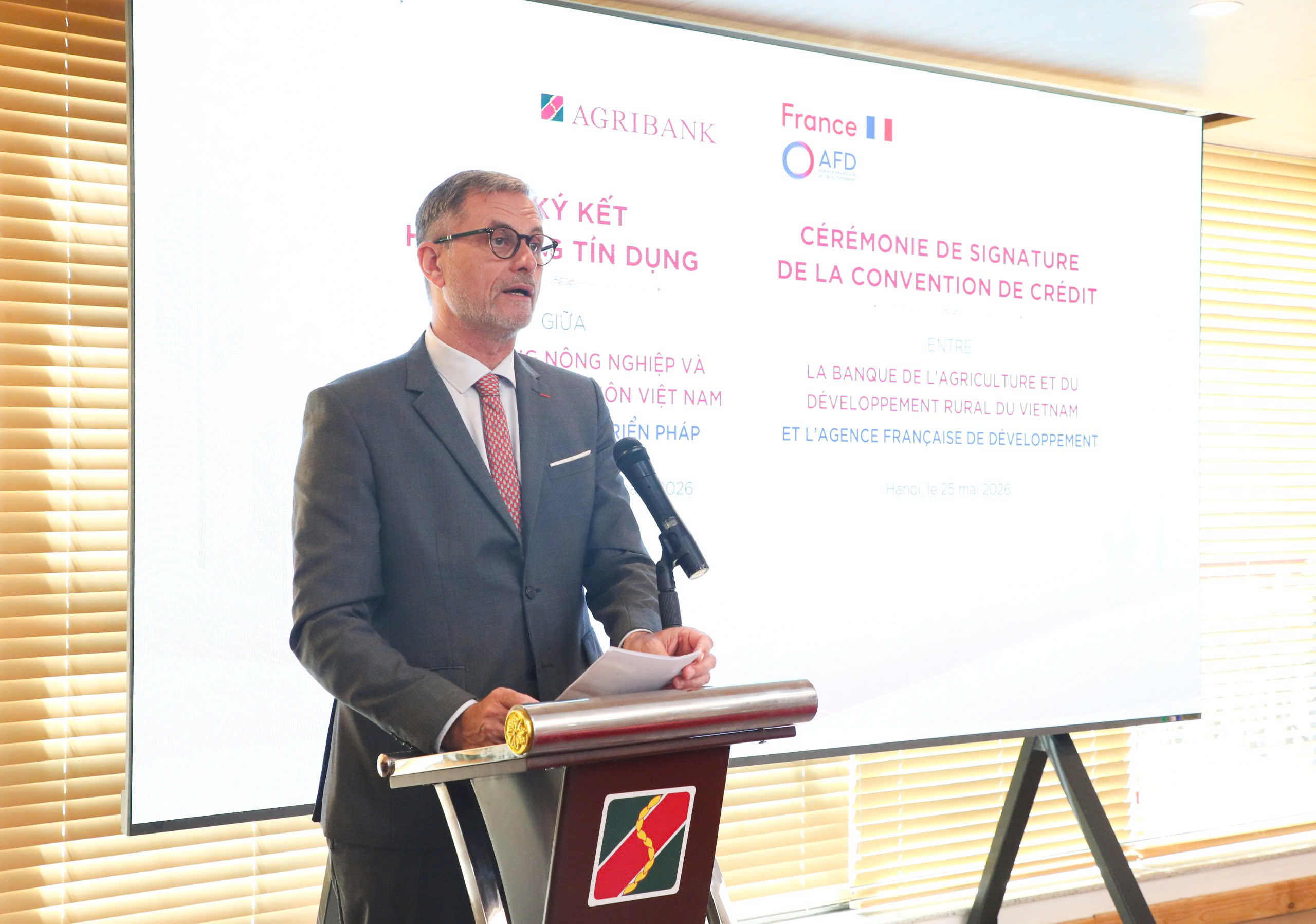 Đại sứ Đặc mệnh toàn quyền Cộng hòa Pháp tại Việt Nam Olivier Brochet phát biểu tại Lễ ký kết