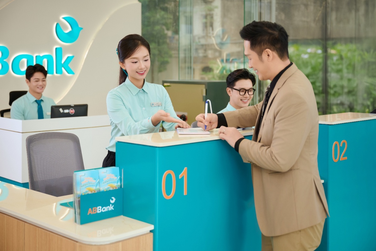 ABBank triển khai mô hình quầy giao dịch đứng cho các giao dịch nhanh nhằm tối ưu phục vụ và giảm thời gian chờ