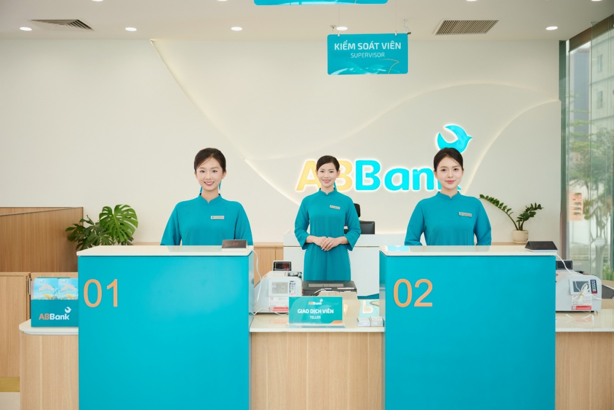 Không gian giao dịch mới của ABBank được thiết kế theo hướng mở, đồng bộ nhận diện thương hiệu và tối ưu trải nghiệm khách hàng