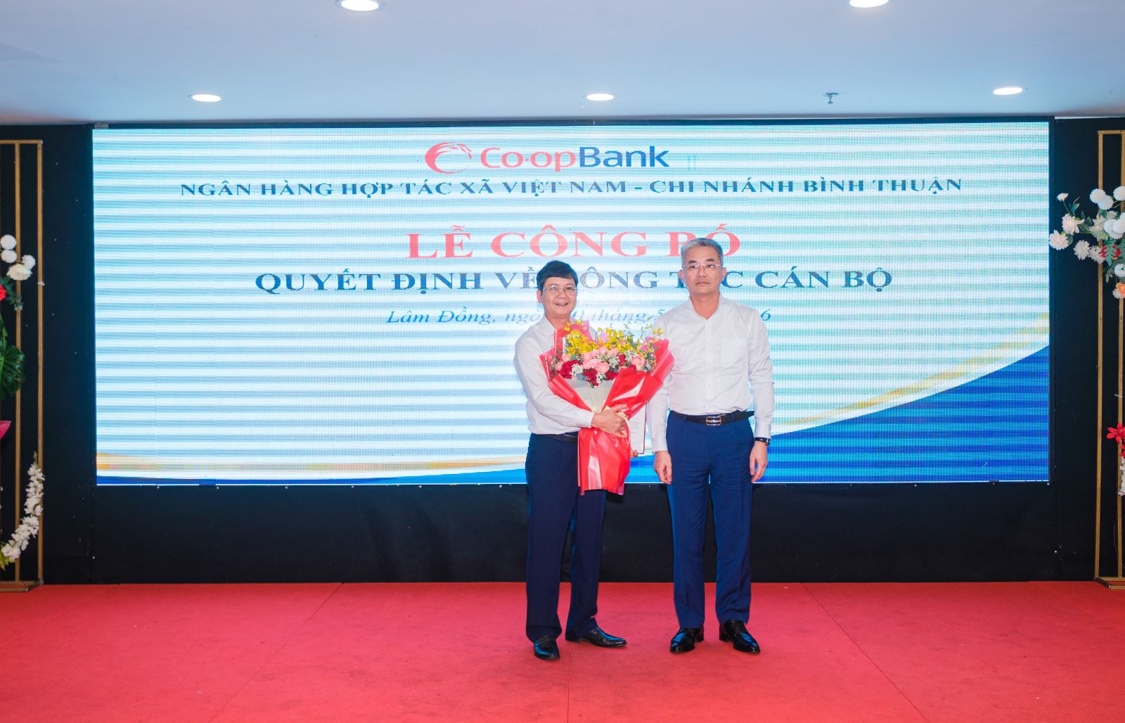 Ông Nguyễn Quốc Cường - Chủ tịch Hội đồng quản trị Co-opBank trao Quyết định bổ nhiệm lại chức vụ Giám đốc Co-opBank chi nhánh Bình Thuận cho ông Nguyễn Hữu Hiển.
