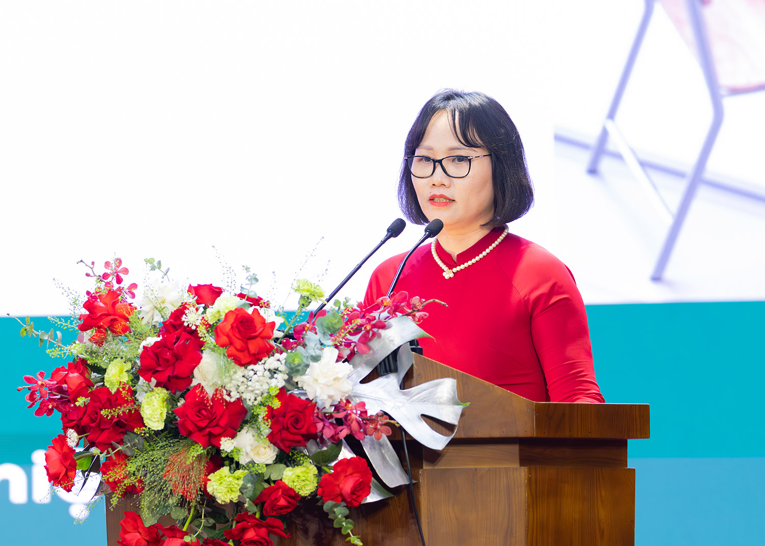 Đồng chí Phạm Thị Hạnh, Phó Giám đốc Trường đào tạo trình bày bài tham luận về “Khung chương trình đào tạo theo vị trí, chức danh công việc tại Agribank”
