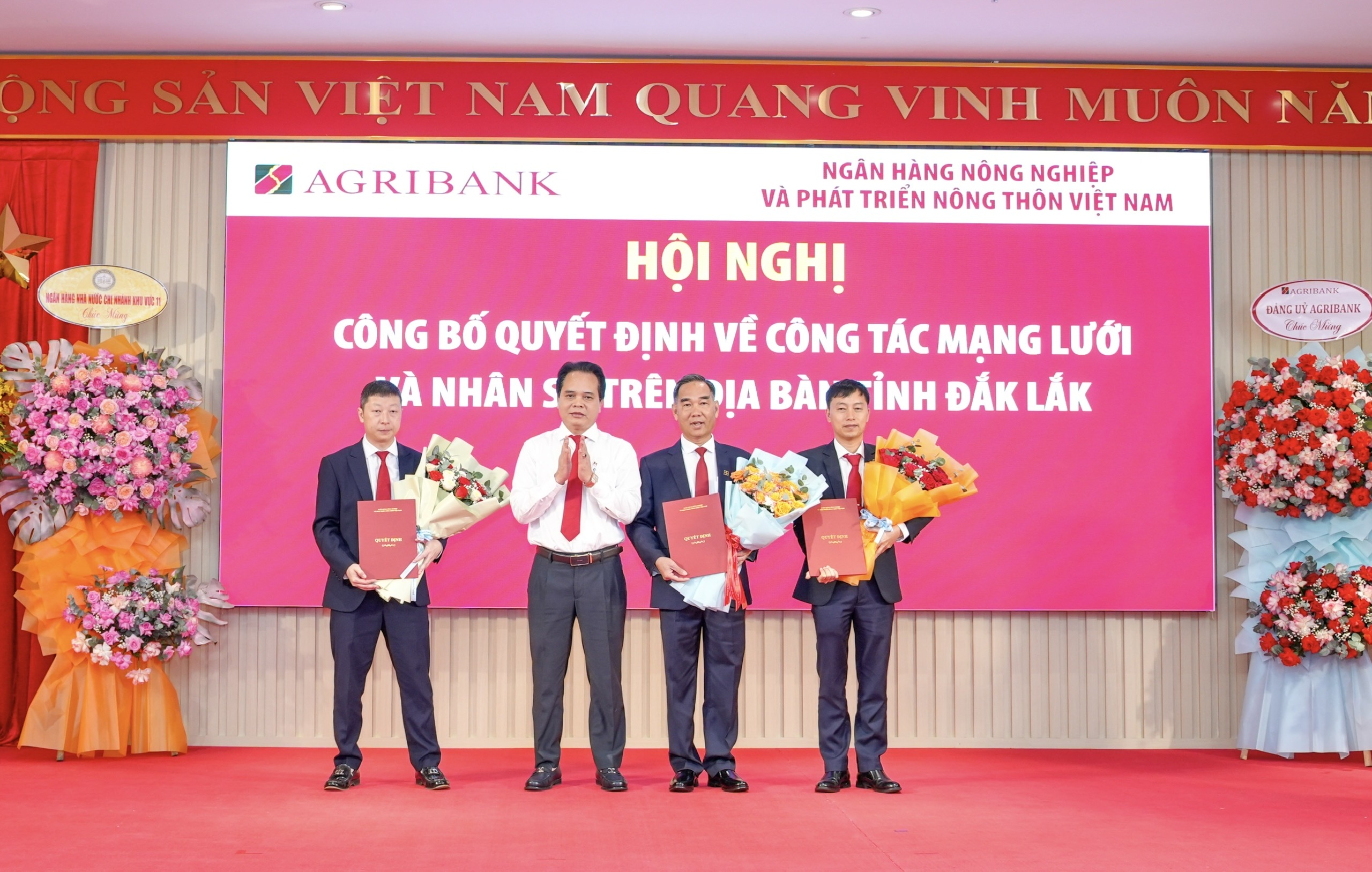Đ/c Vương Hồng Lĩnh - Uỷ viên BCH Đảng bộ, Phó Tổng Giám đốc Agribank trao quyết định về công tác nhân sự