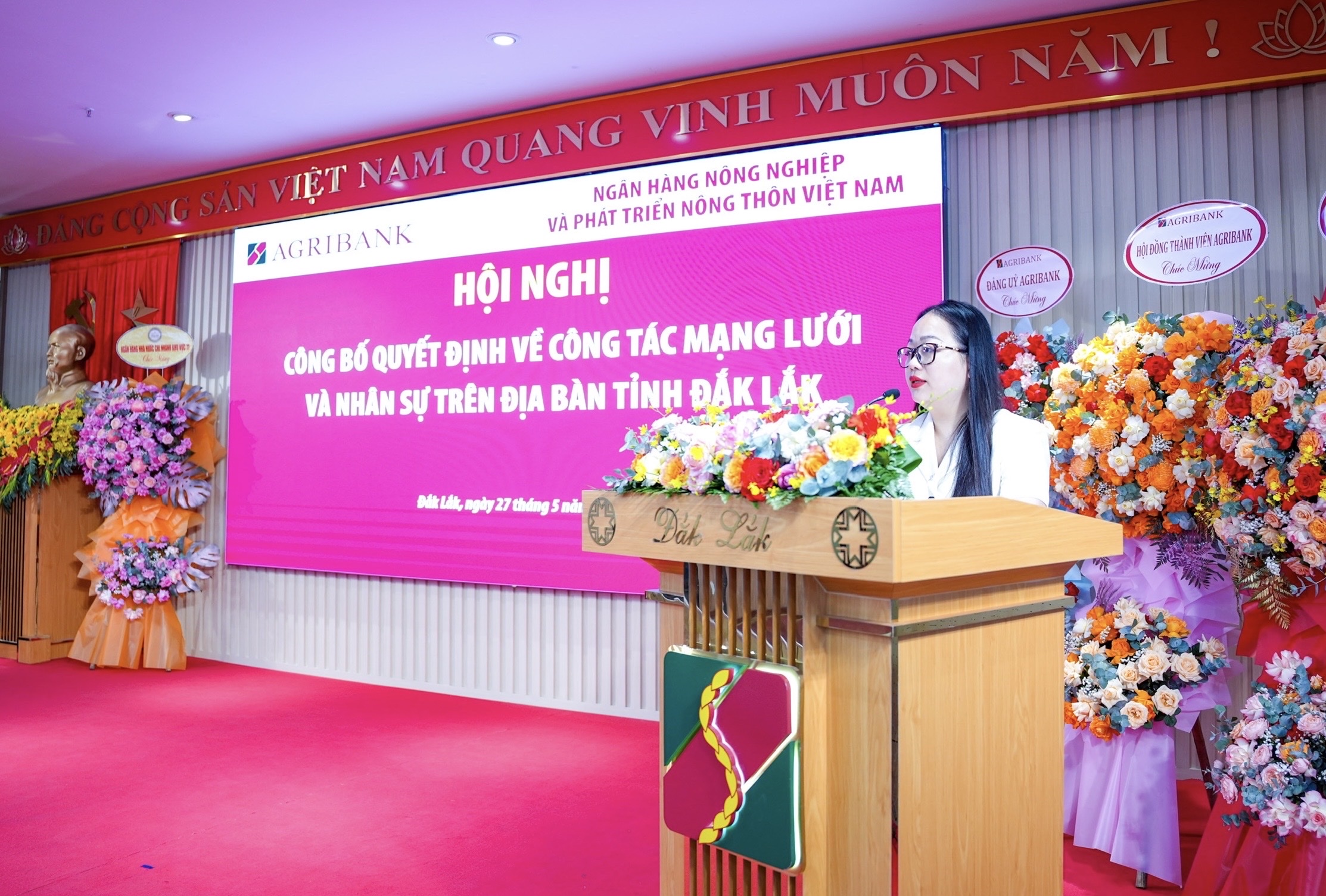 Đ/c Lê Hoàng Diệp, Phó Trưởng Ban Tổ chức nhân sự Agribank công bố các quyết định về mạng lưới nhân sự