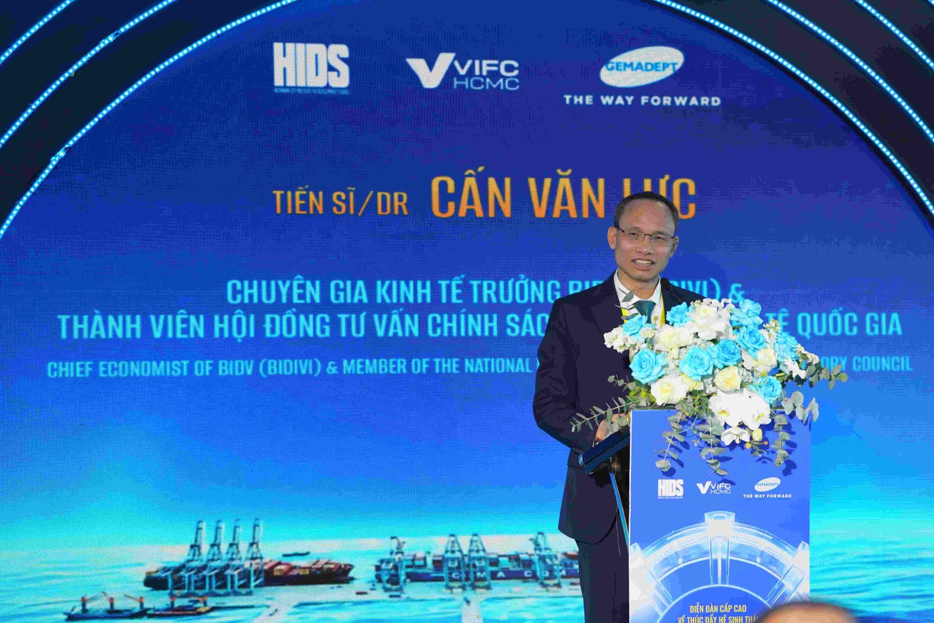 TS.Cấn Văn Lực phát biểu chia sẻ tại diễn đàn