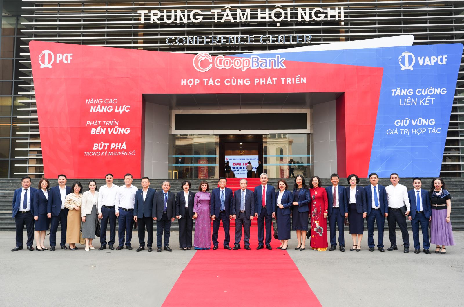 Bộ nhận diện thương hiệu của hệ thống QTDND được sử dụng rộng rãi và ngày càng lan toả. Ông Đoàn Thái Sơn - Phó Thống đốc Thường trực NHNN Việt Nam chụp ảnh lưu niệm cùng Lãnh đạo NHNN khu vực 4, Ban lãnh đạo Co-opBank và lãnh đạo VAPCF tại Lễ kỷ niệm 20 năm thành lập VAPCF