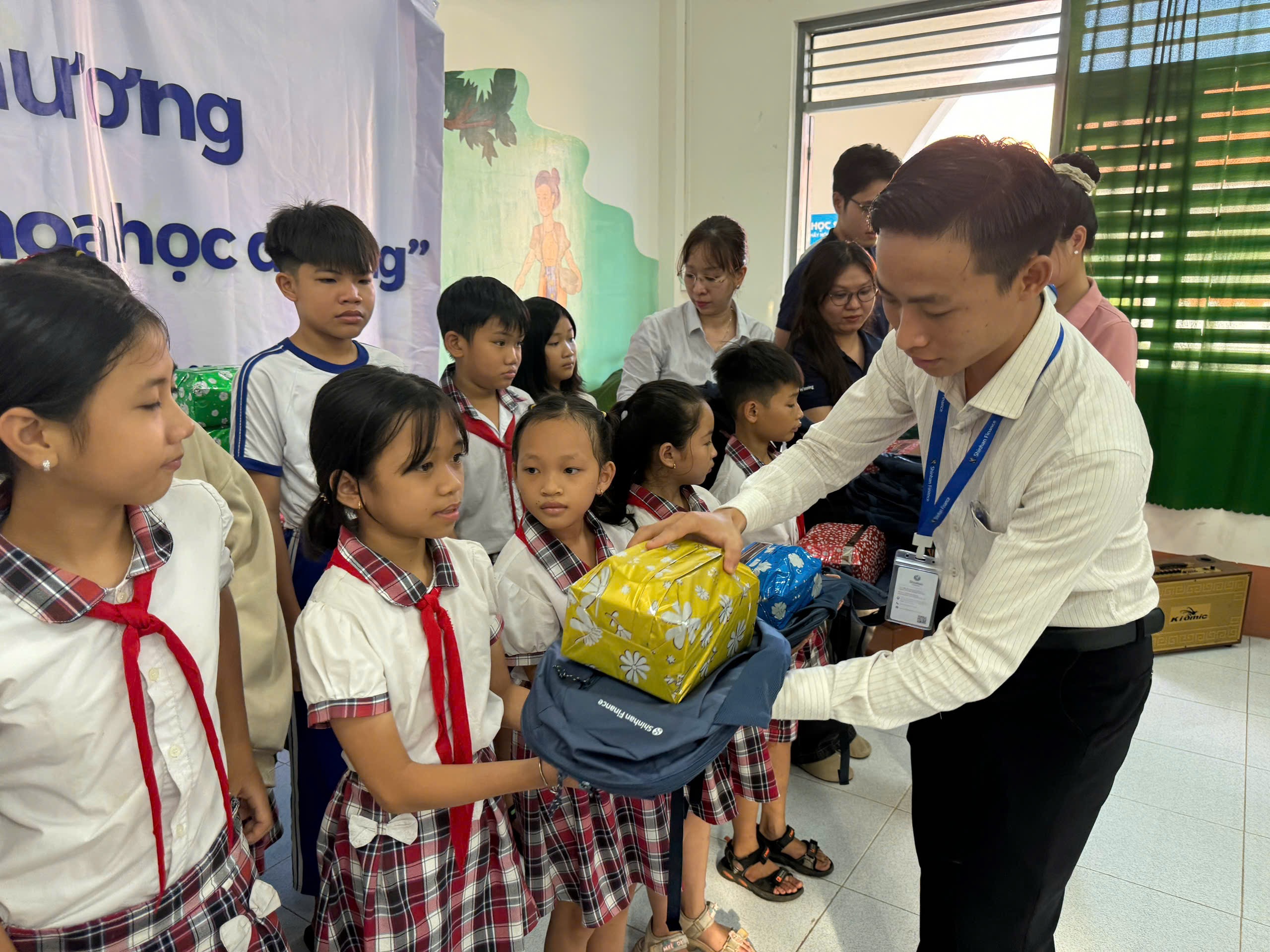 Shinhan Finance brings hope and support to students in An Giang and Quang Ngai