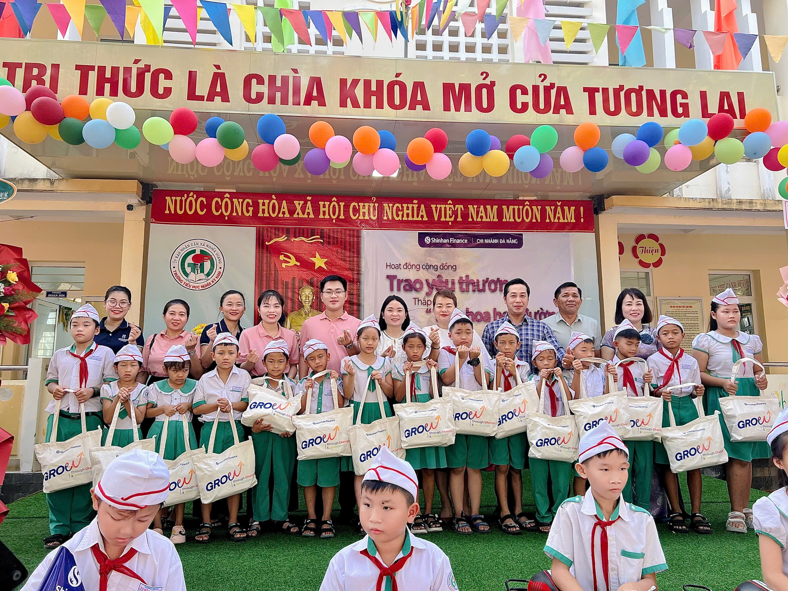 Representatives from the Da Nang Branch and the Quang Ngai Service Introduction Point took a photo with teachers and students.