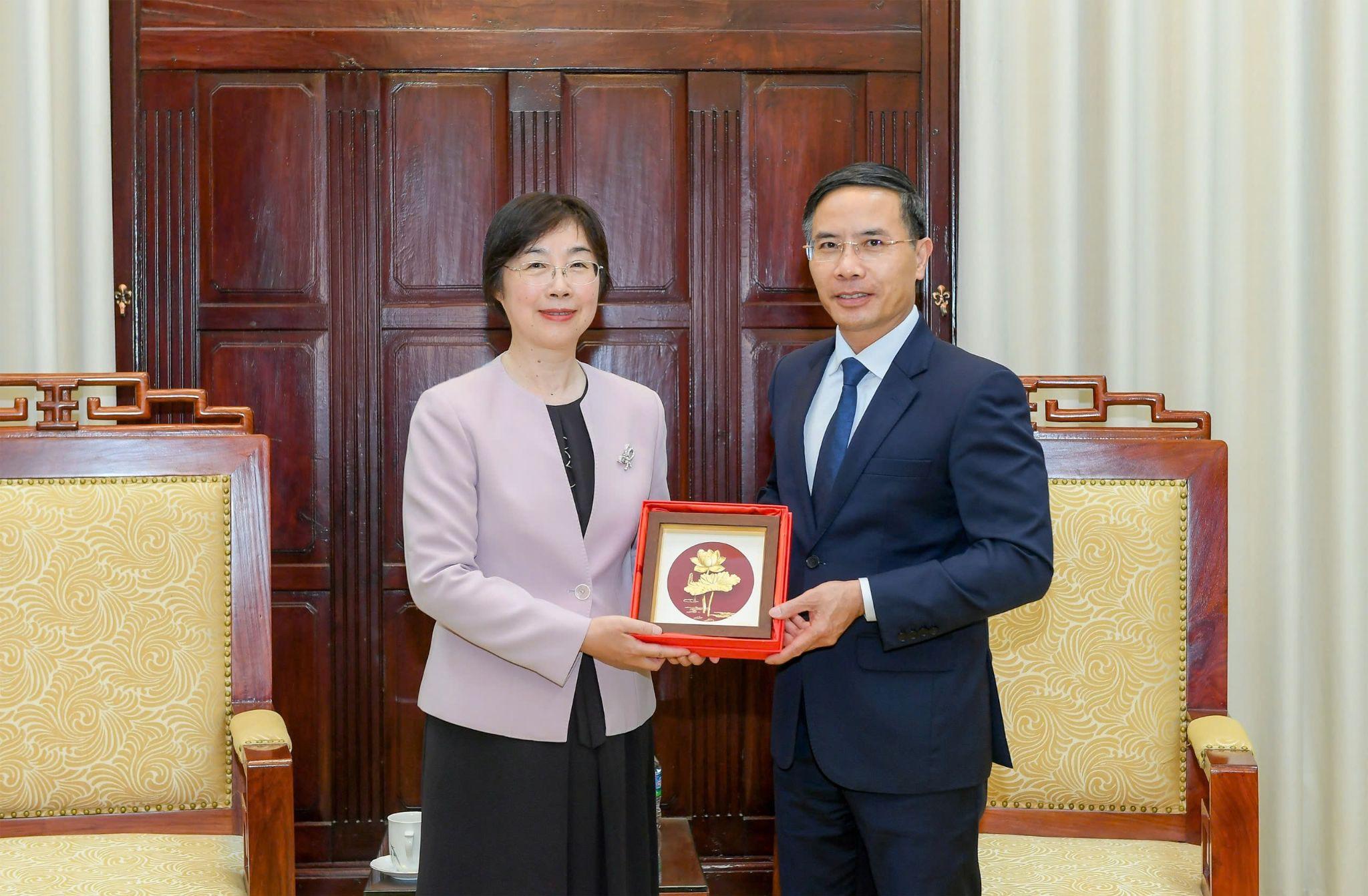 Thống đốc NHNN Phạm Đức Ấn tặng quà lưu niệm cho Chủ tịch AIIB Trâu Gia Di
