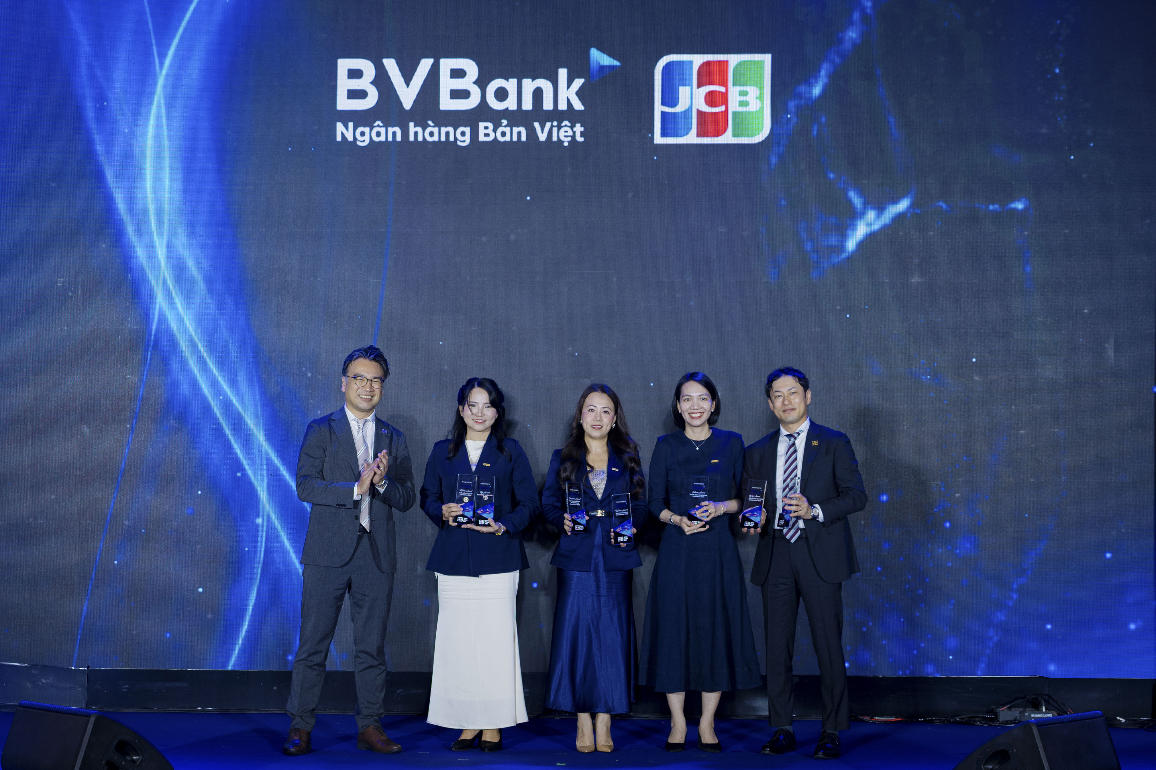 Mr Takumi Takahashi - Executive Vice President JCB International (bên trái); các Đại diện Lãnh đạo phụ trách nghiệp vụ BVBank và Mr Takuya Wakui - Chief Representative JCB Viet Nam (bên phải)