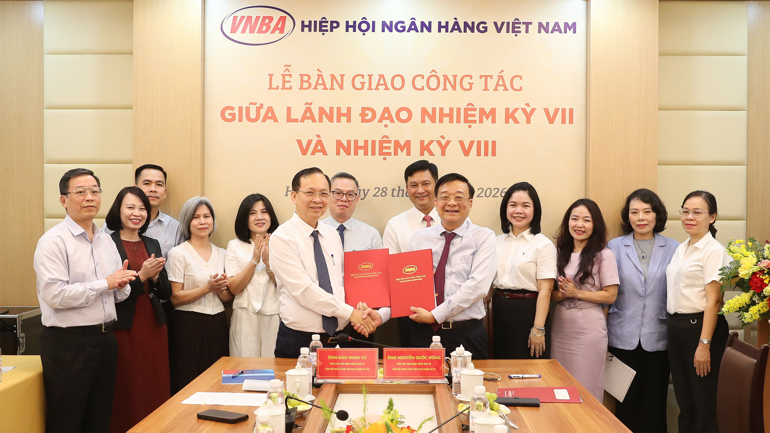 Phó Chủ tịch kiêm Tổng Thư ký nhiệm kỳ VIII Đào Minh Tú và Phó Chủ tịch kiêm Tổng Thư ký nhiệm kỳ VII Nguyễn Quốc Hùng trao biên bản bàn giao công tác