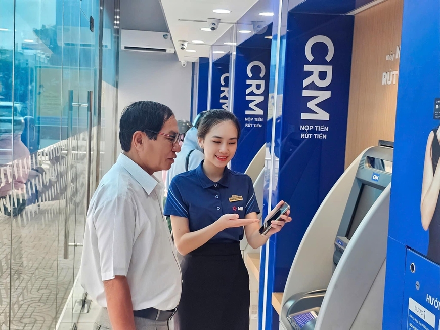  Khách hàng giao dịch tại MB. 