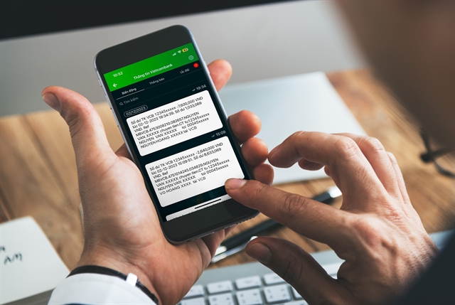 A customer has transactions via VCB Digibank App. Banks are stopping processing instant 24/7 transfers for transactions about VNĐ500 million. — VNA/VNS Photo